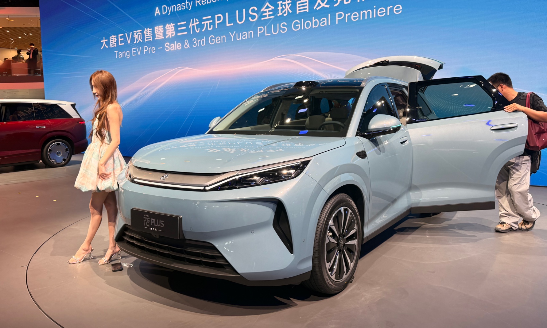 元Plus第三代亮相：尺寸配置全越级，比亚迪也开始讲情绪价值了？