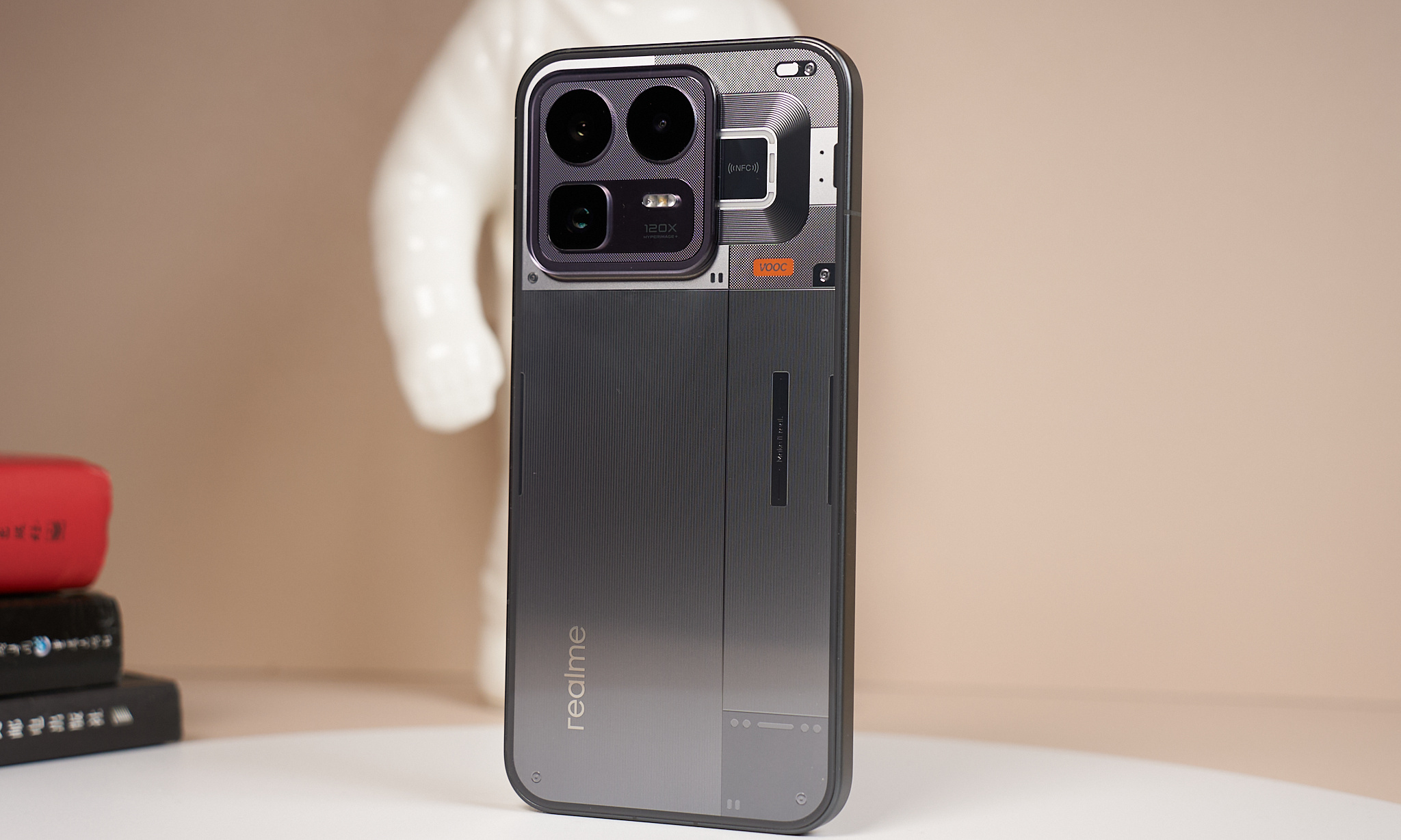 真我Neo8首发评测：透明RGB回头率拉满，三星M14旗舰屏成最大卖点