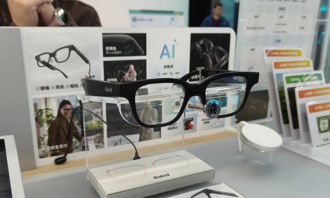 争夺7亿近视用户！AI眼镜线下大扩张，雷鸟、Rokid、XREAL贴身肉搏