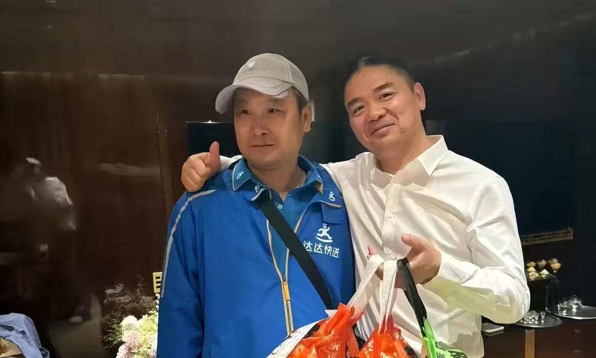 刘强东给外卖小哥1000元小费惊呆网友，啥营销都比不过发钱！
