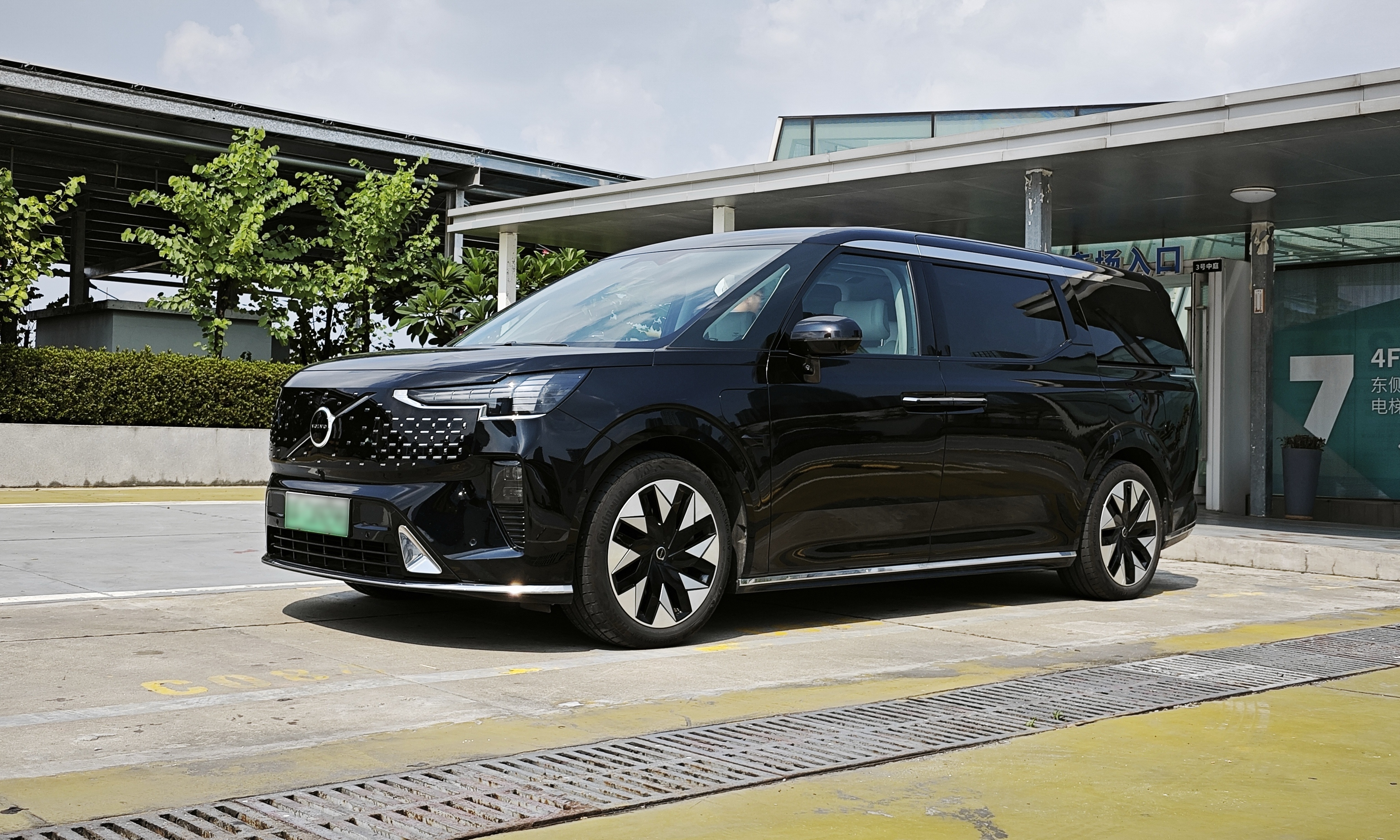 花近90万买沃尔沃纯电MPV，这位EM90车主后悔了吗？