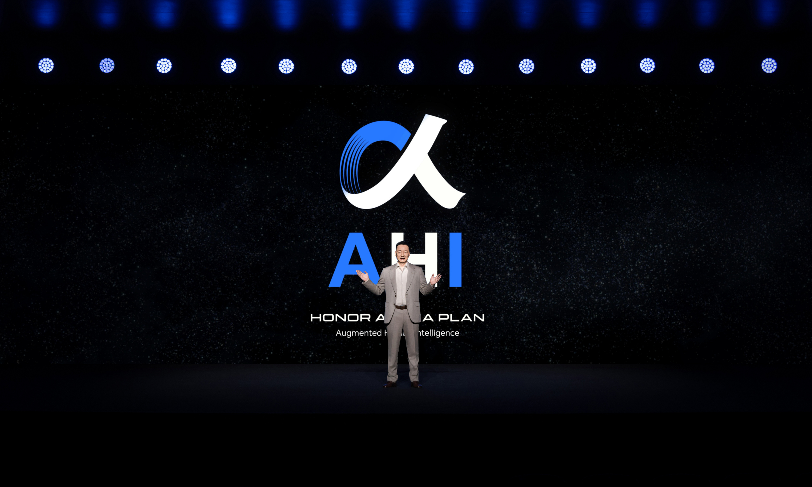 荣耀提出AHI理念 CEO李健：让AI既有IQ又有EQ