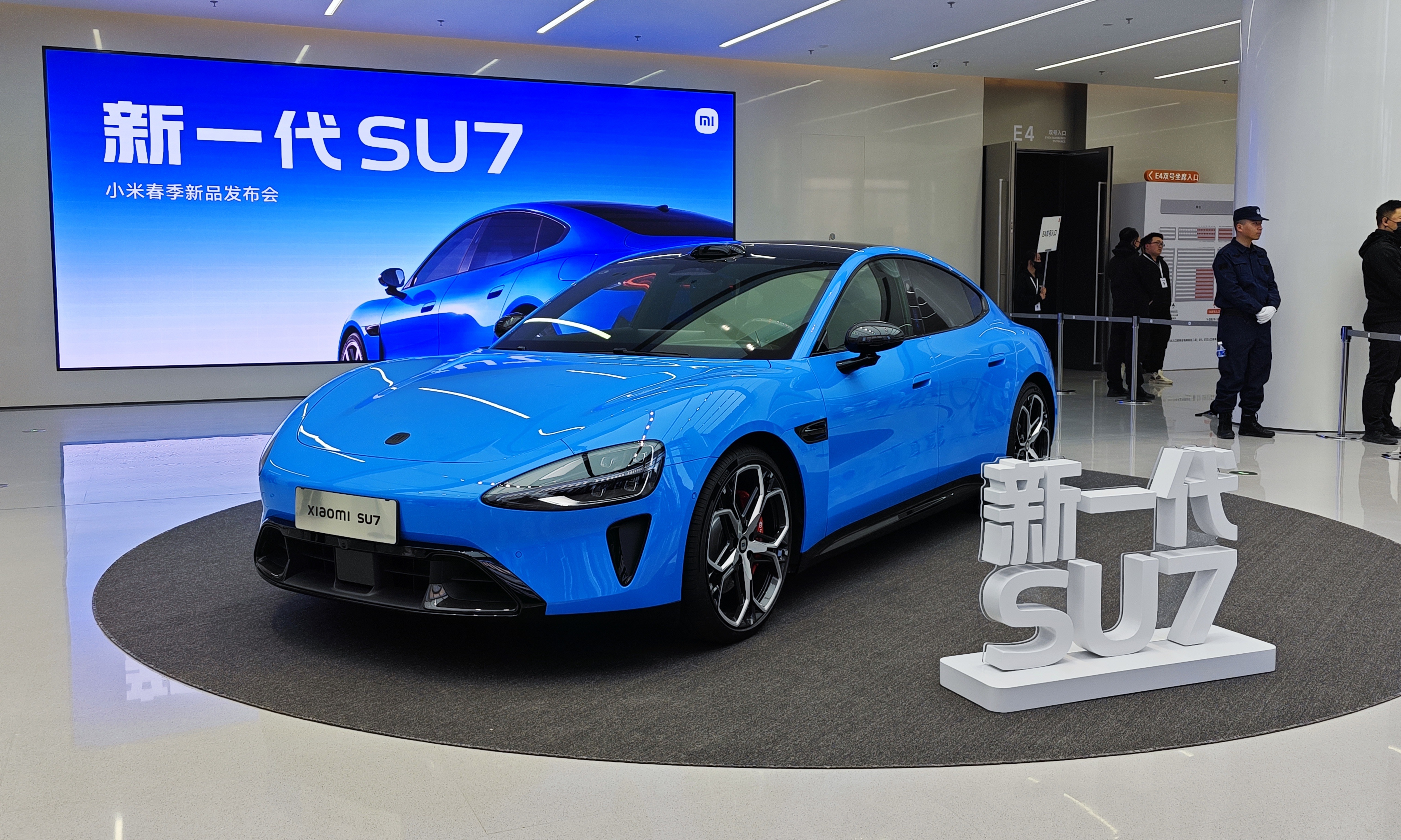 小米、鸿蒙智行成流量工具!AI造谣成本太低:斩断利益链比封号管用