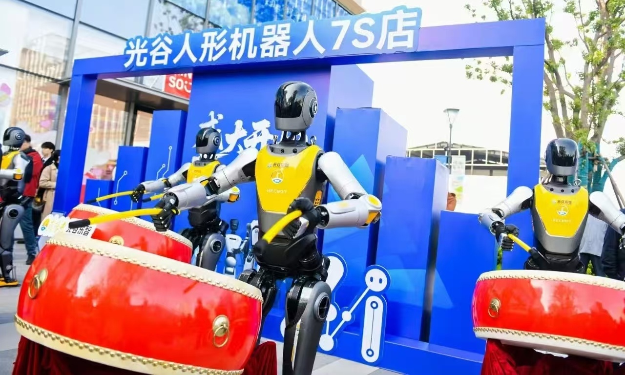 全国首家7S店开业!人形机器人加速商业化,线下体系成关键?