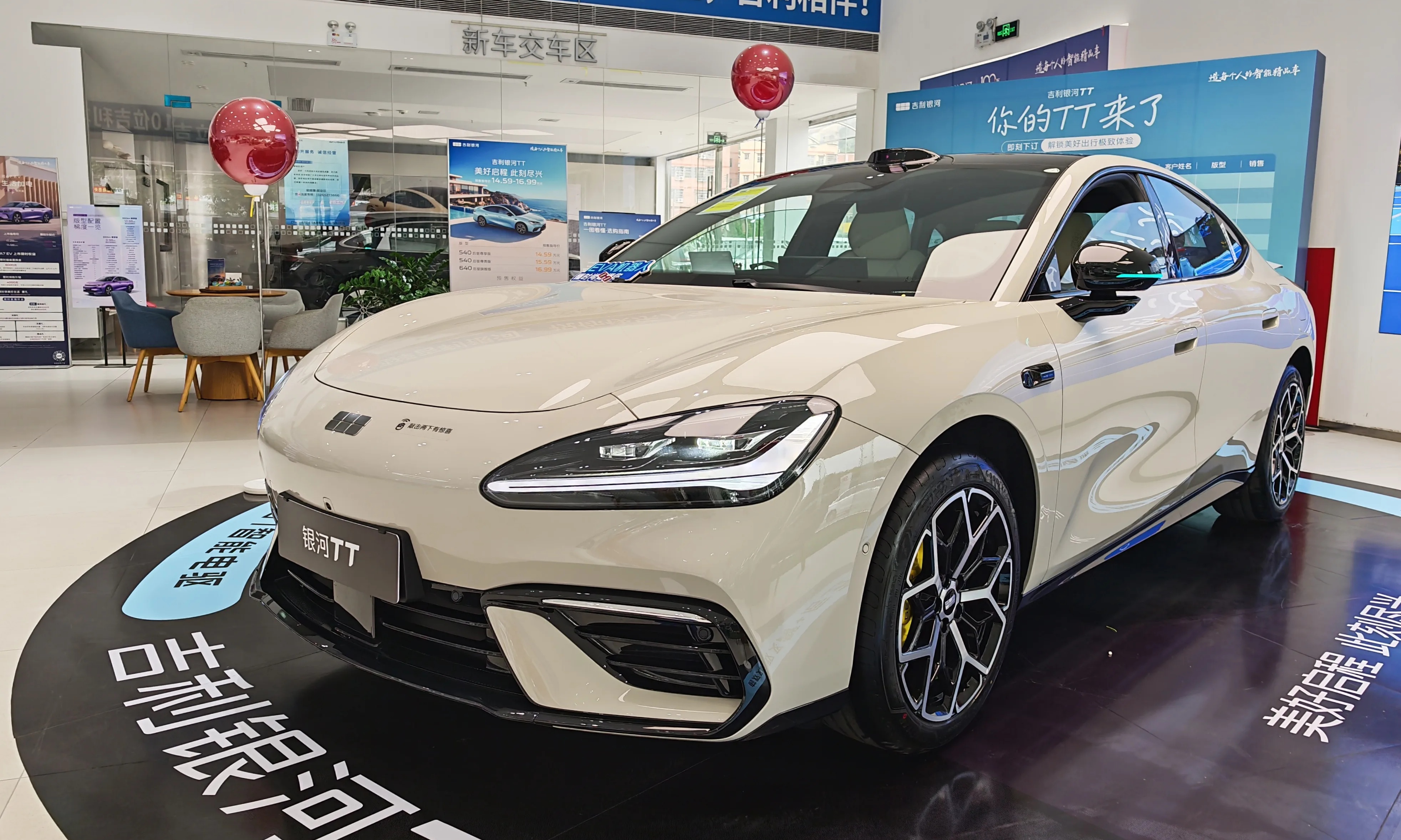 线下实探吉利银河TT:年轻人首款纯电轿跑,价格外有什么优势?
