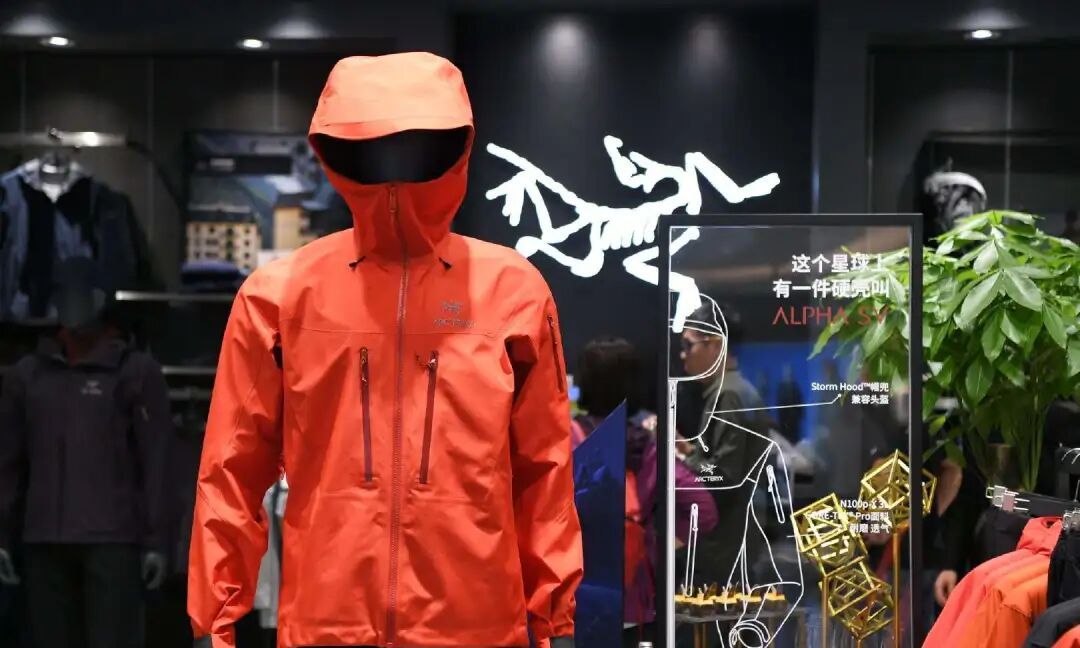 被骂上热搜的始祖鸟，闷声赚了4个亿