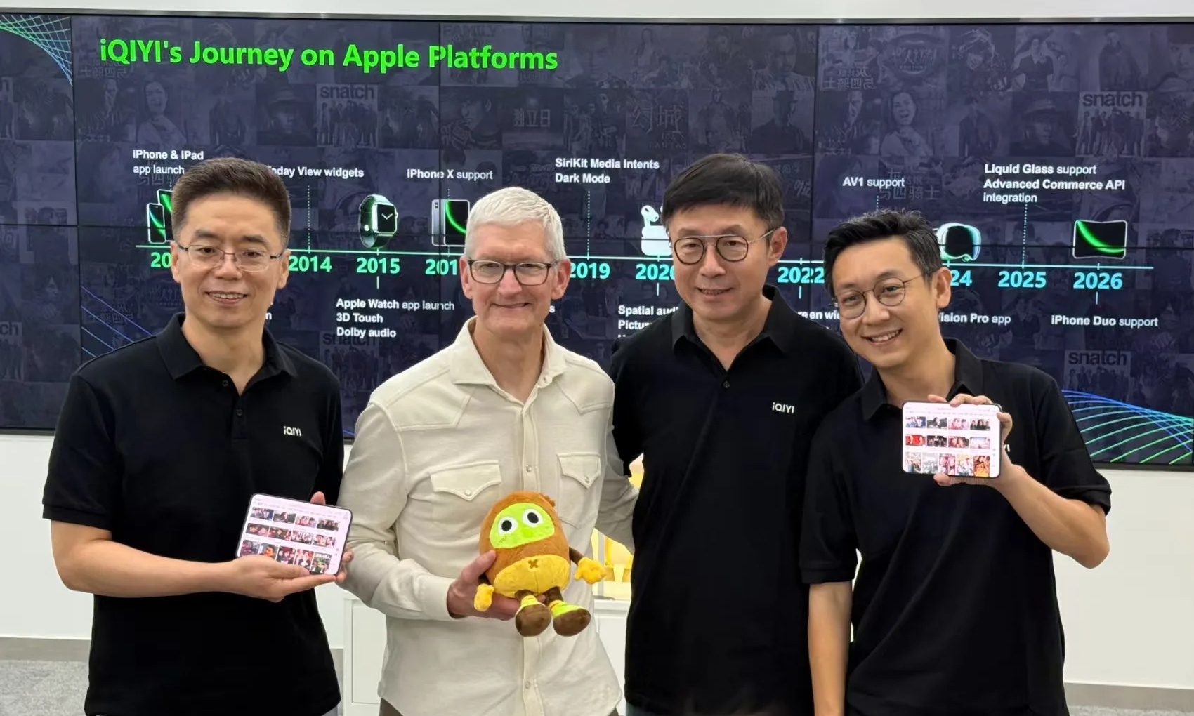 来看iPhone DUO适配效果？库克闪现爱奇艺总部，CEO龚宇亲自接待