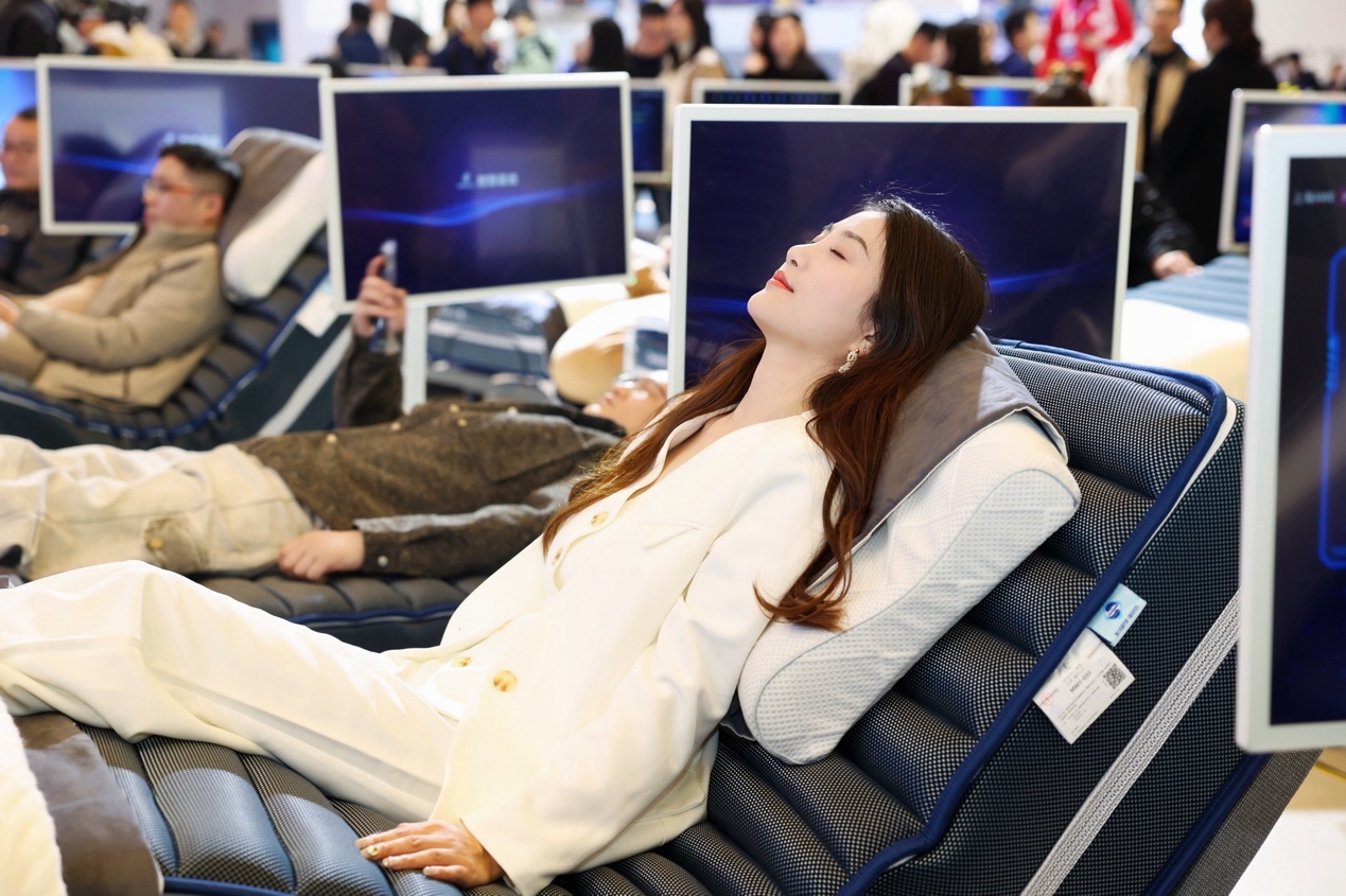 图片包含 人, 室内, 电脑, 桌子

AI 生成的内容可能不正确。