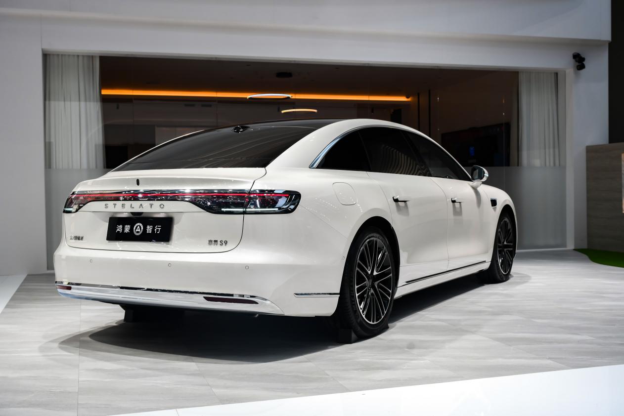 月绒白S9展台空镜-4