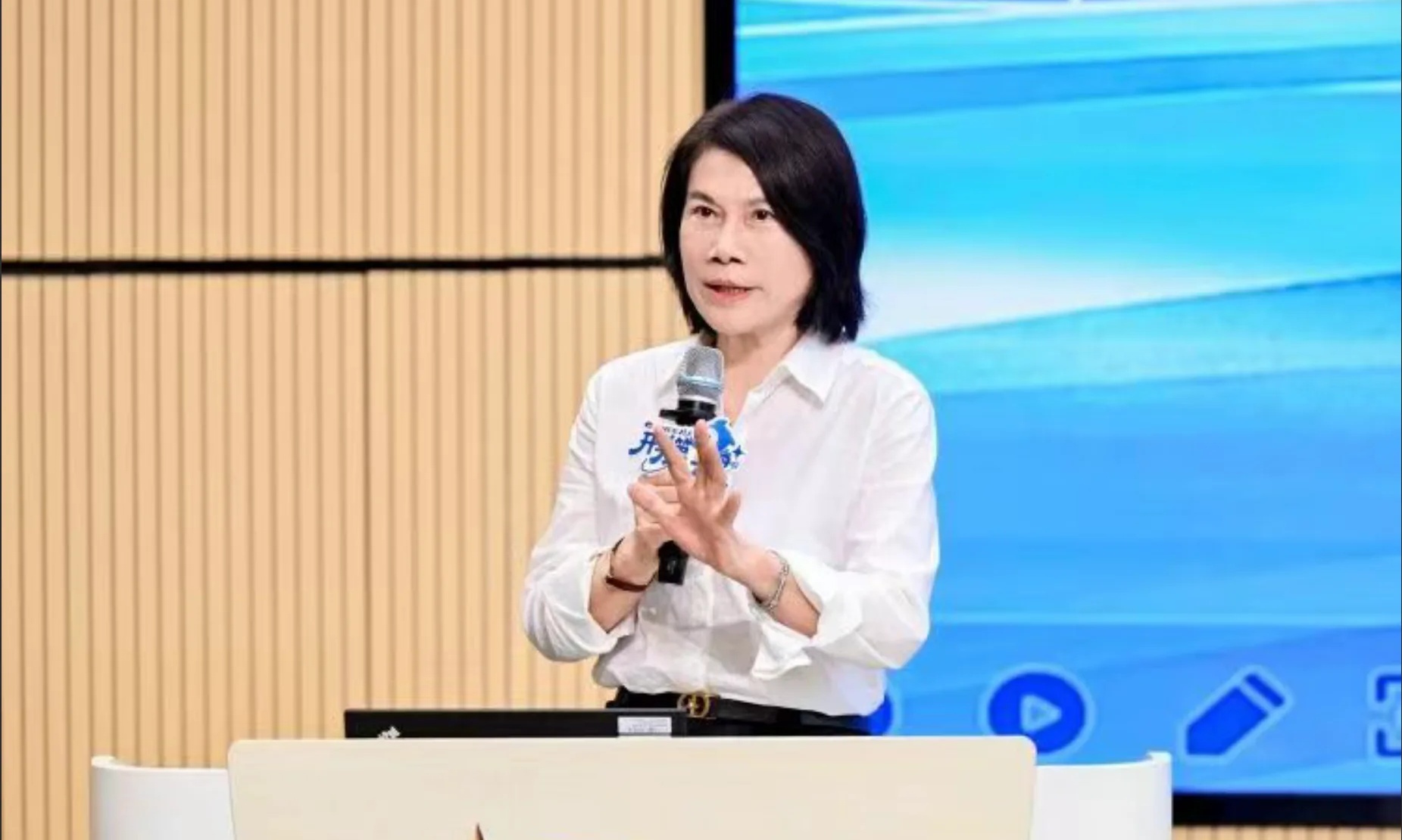 董明珠给技校生免费剪发，网友称管太严，家长却集体点赞