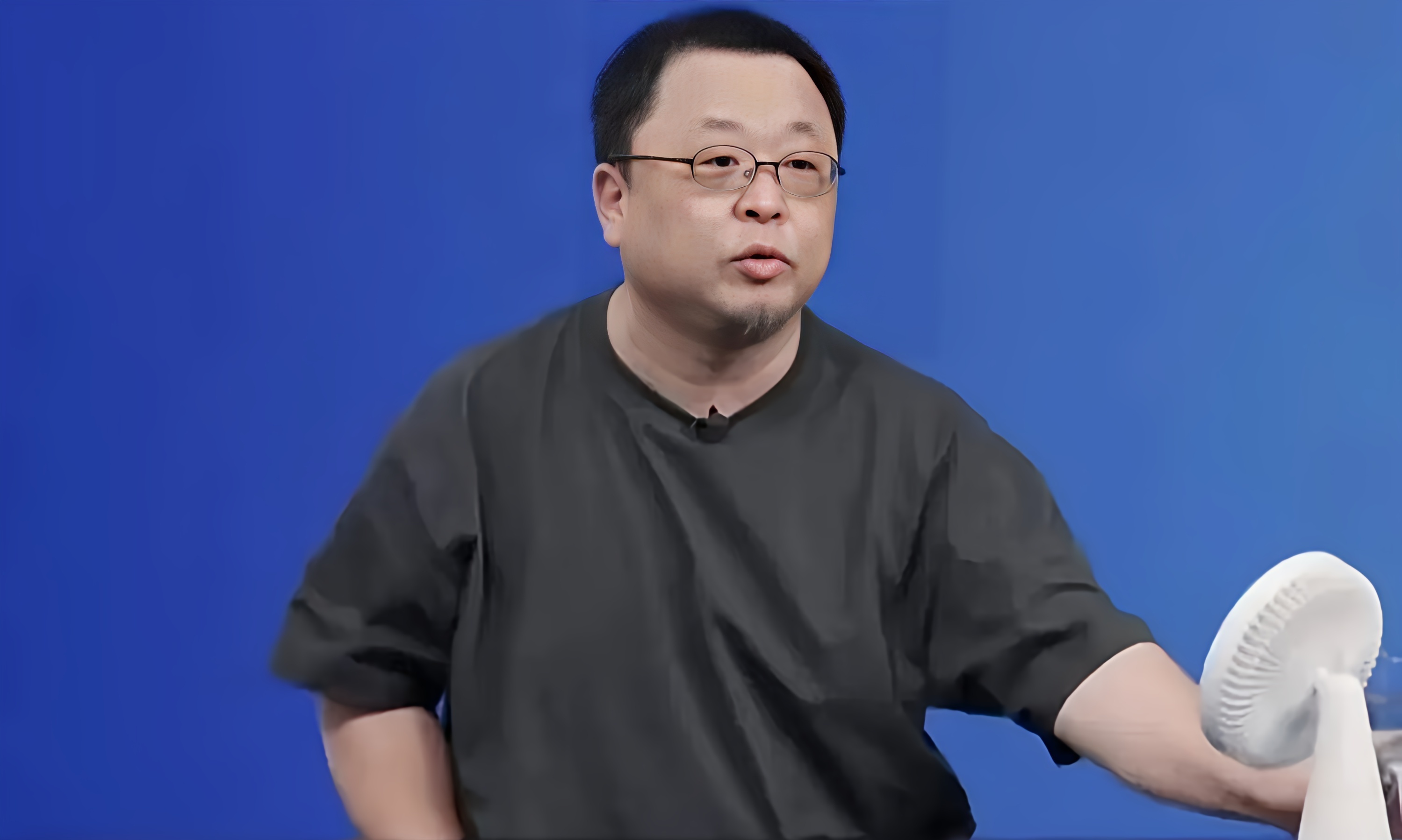没有人情世故！罗永浩直播声援小米：海报小字是行业陋习
