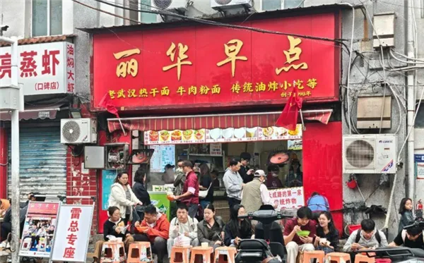 雷军带火的11元早餐 3个月了还在排队 国庆当日游客拖着行李箱来打卡