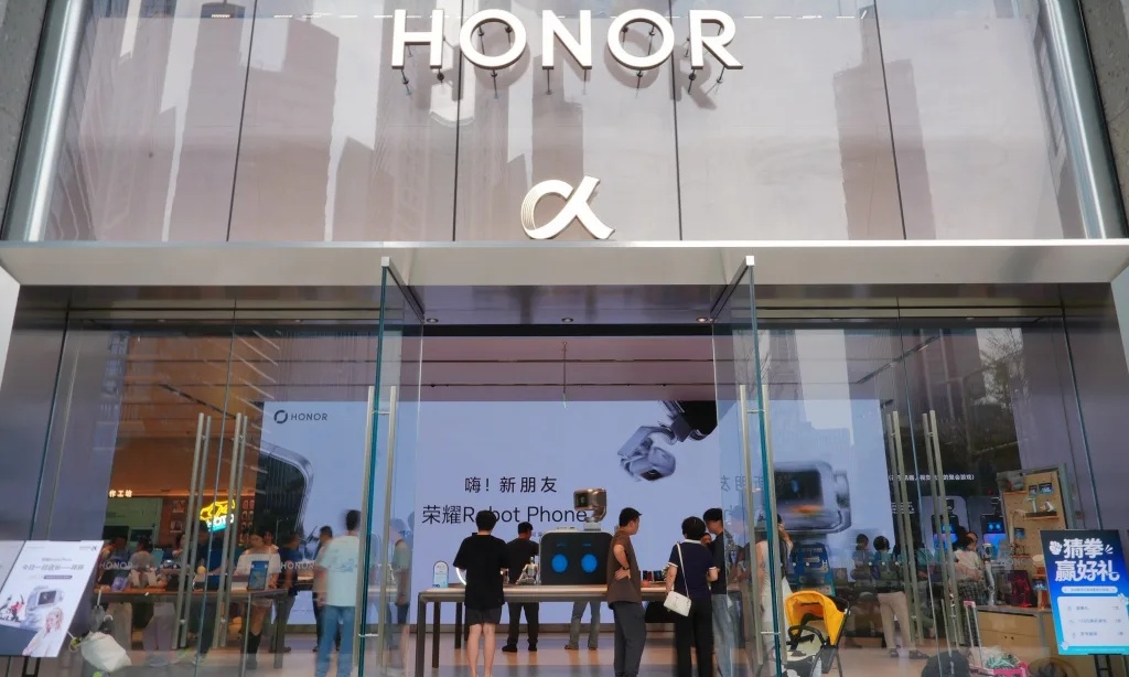 荣耀阿尔法全球旗舰店焕新启幕 打造沉浸式AI科技乐园