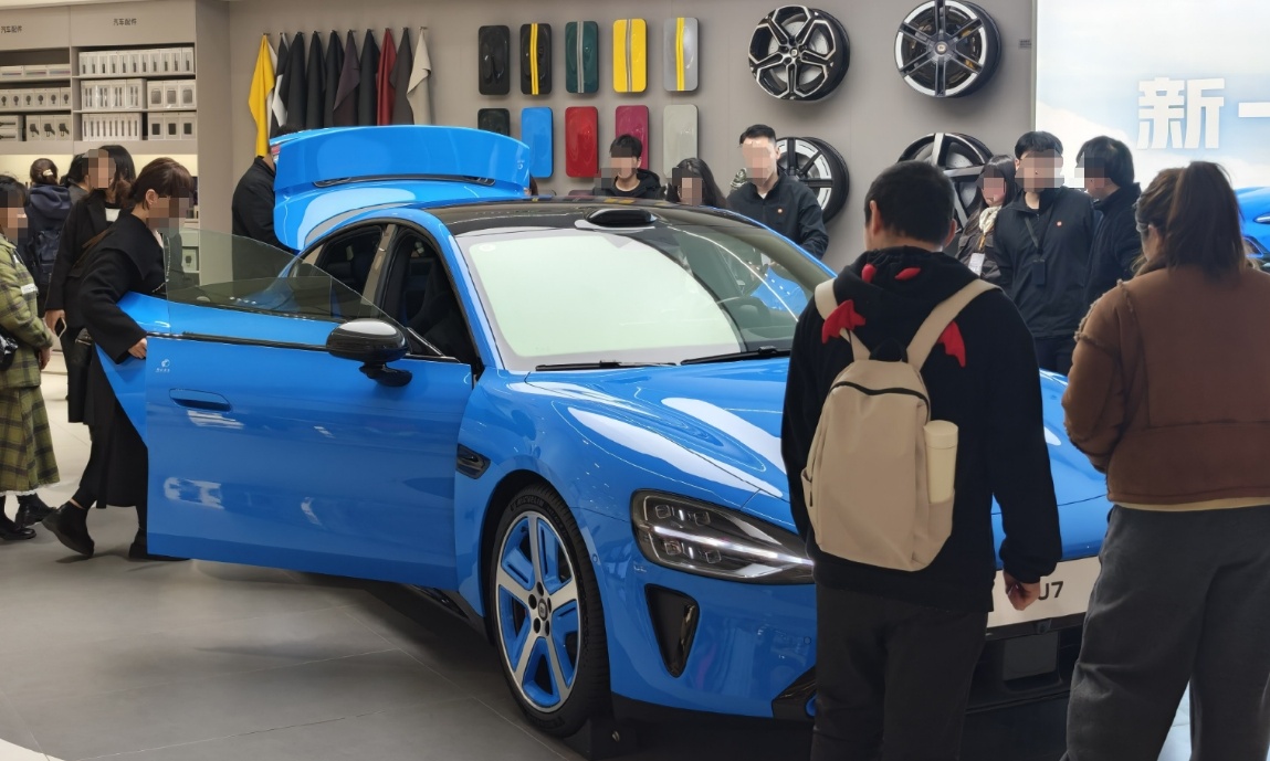 刚刚!雷军交付首批新小米SU7,上市4天即交付