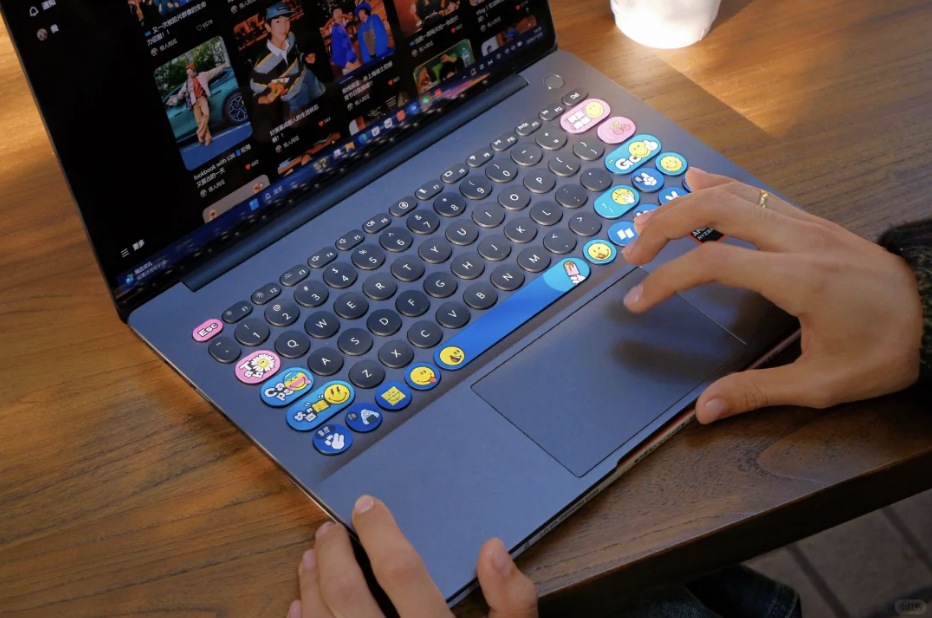 桌子上放着笔记本电脑的人

中度可信度描述已自动生成