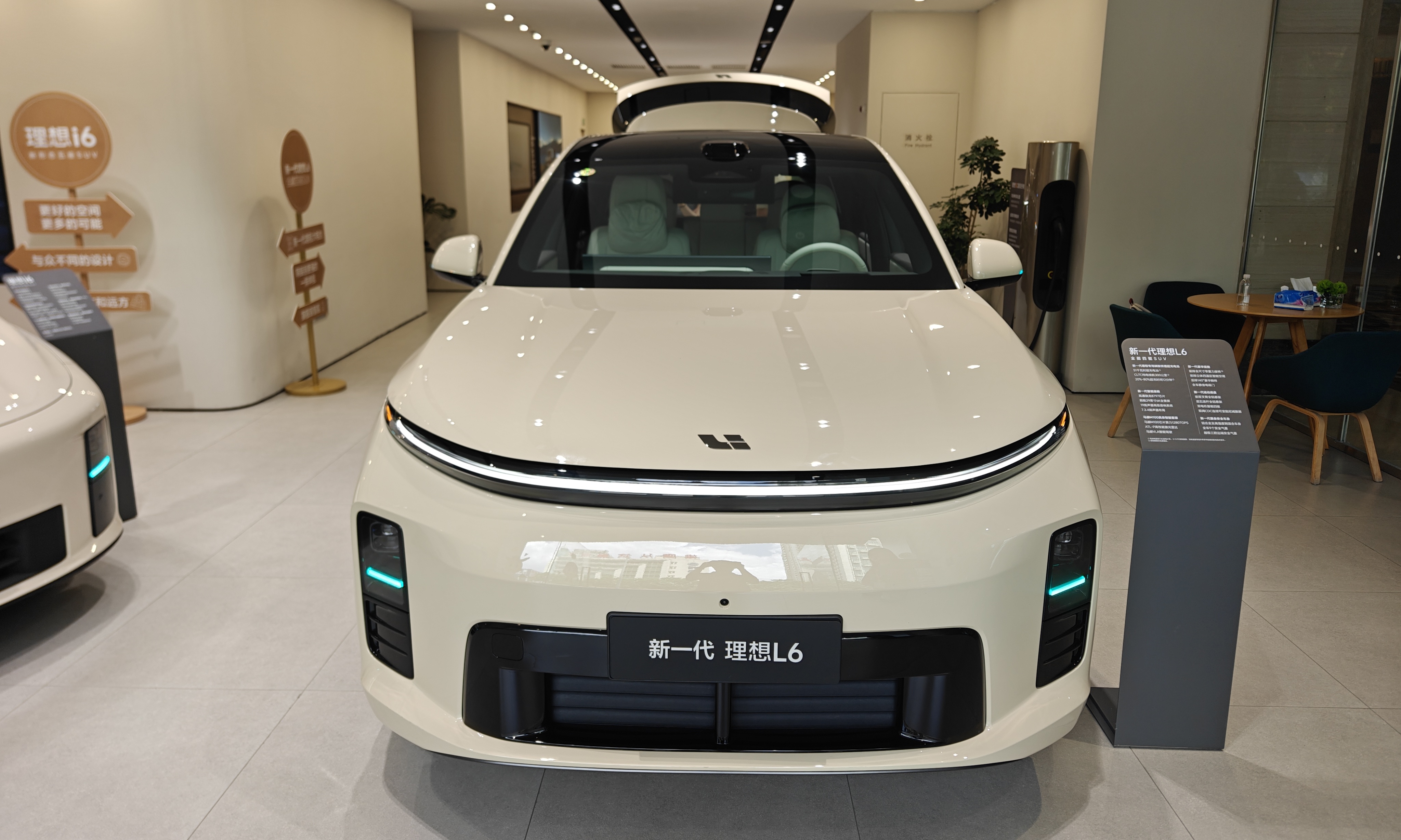 到店体验新款理想L6：内饰全景屏变化巨大，但取消仪表盘是败笔