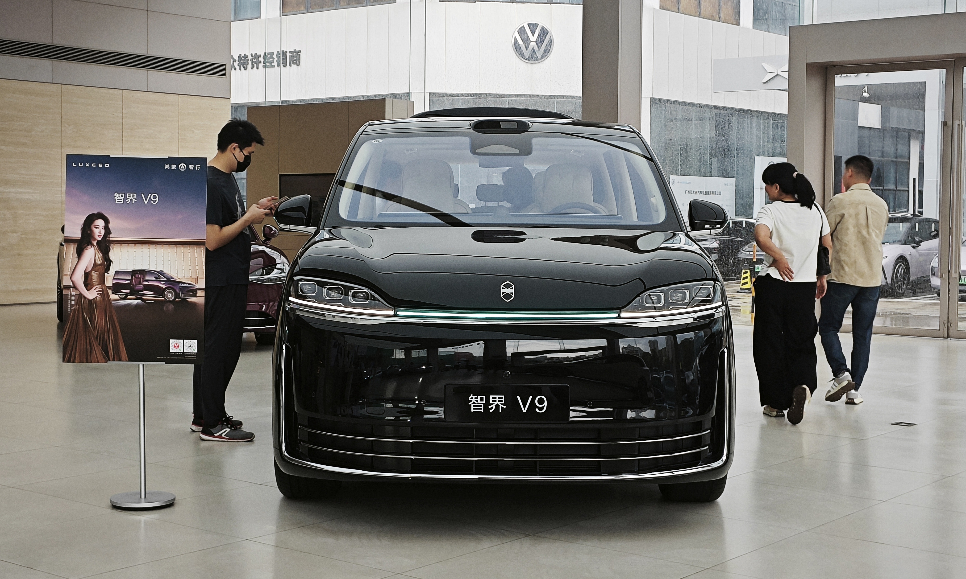 四十万级MPV新卷王？智界V9上市前探店：可旋转座椅真不是噱头