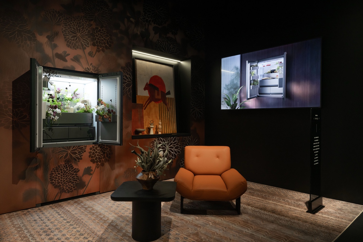 房间里的沙发和电视

低可信度描述已自动生成