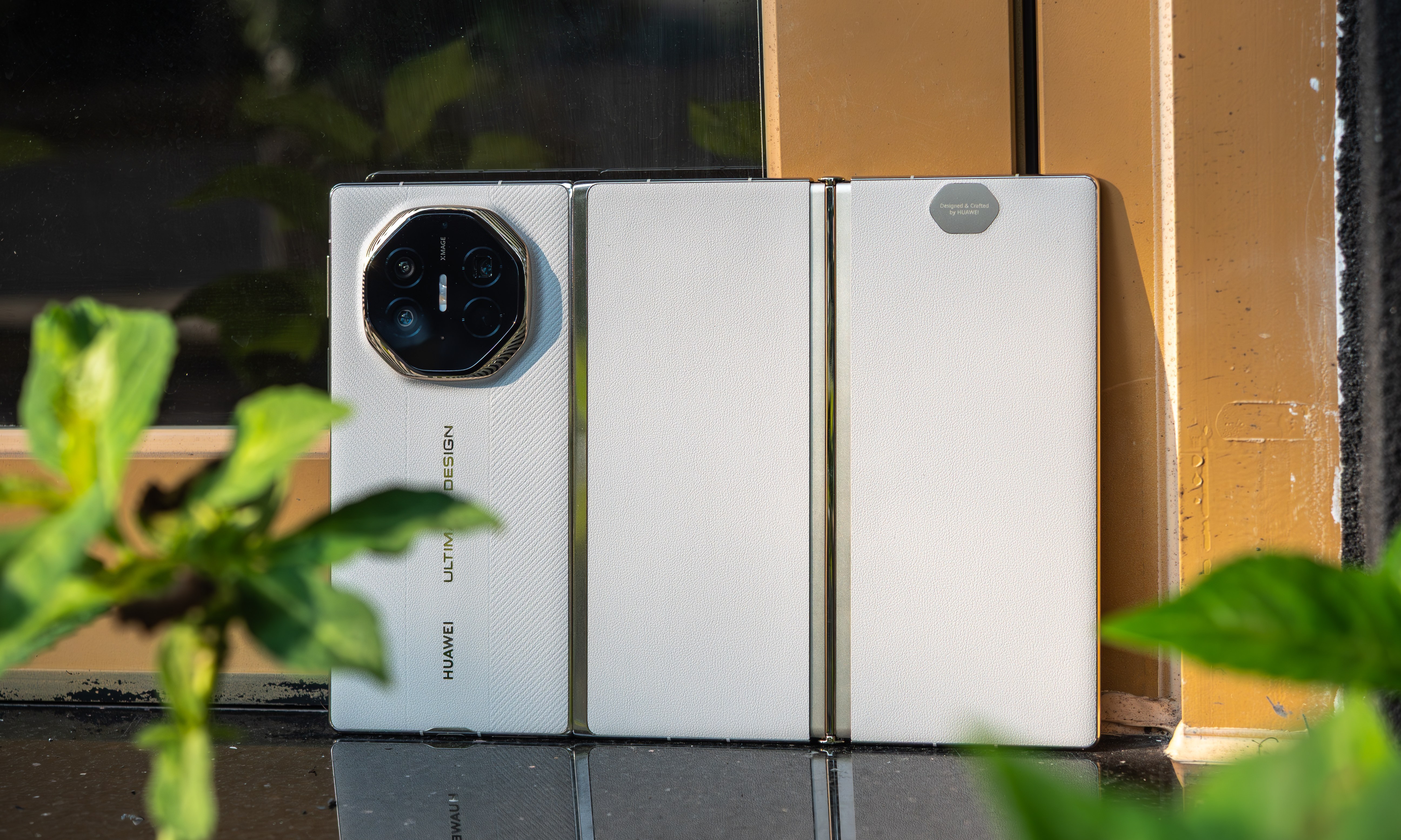 12 月手机市场迎收官之战：高端市场卷差异，中端市场卷配置