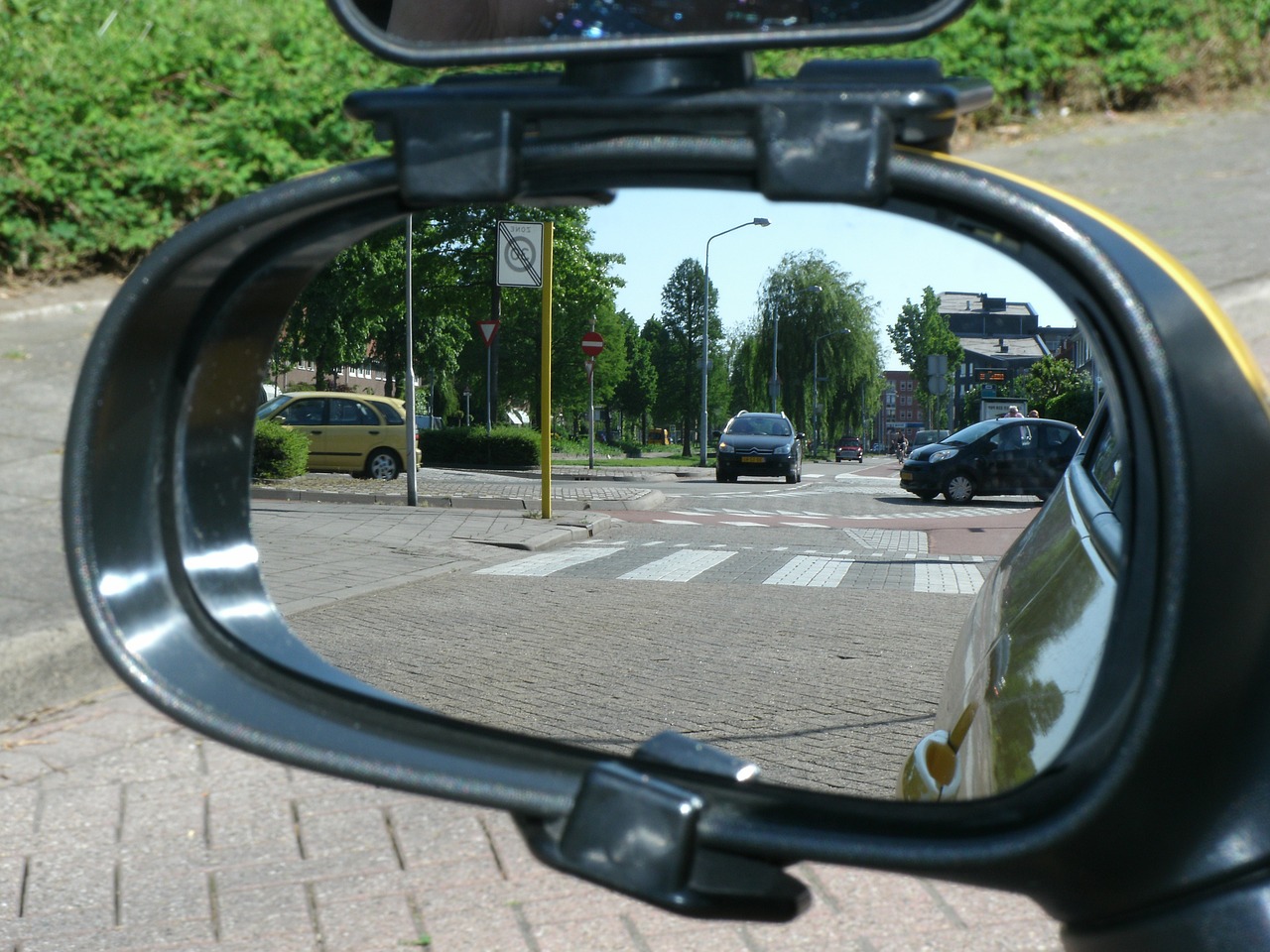 mirror-image-1388077_1280.jpg
