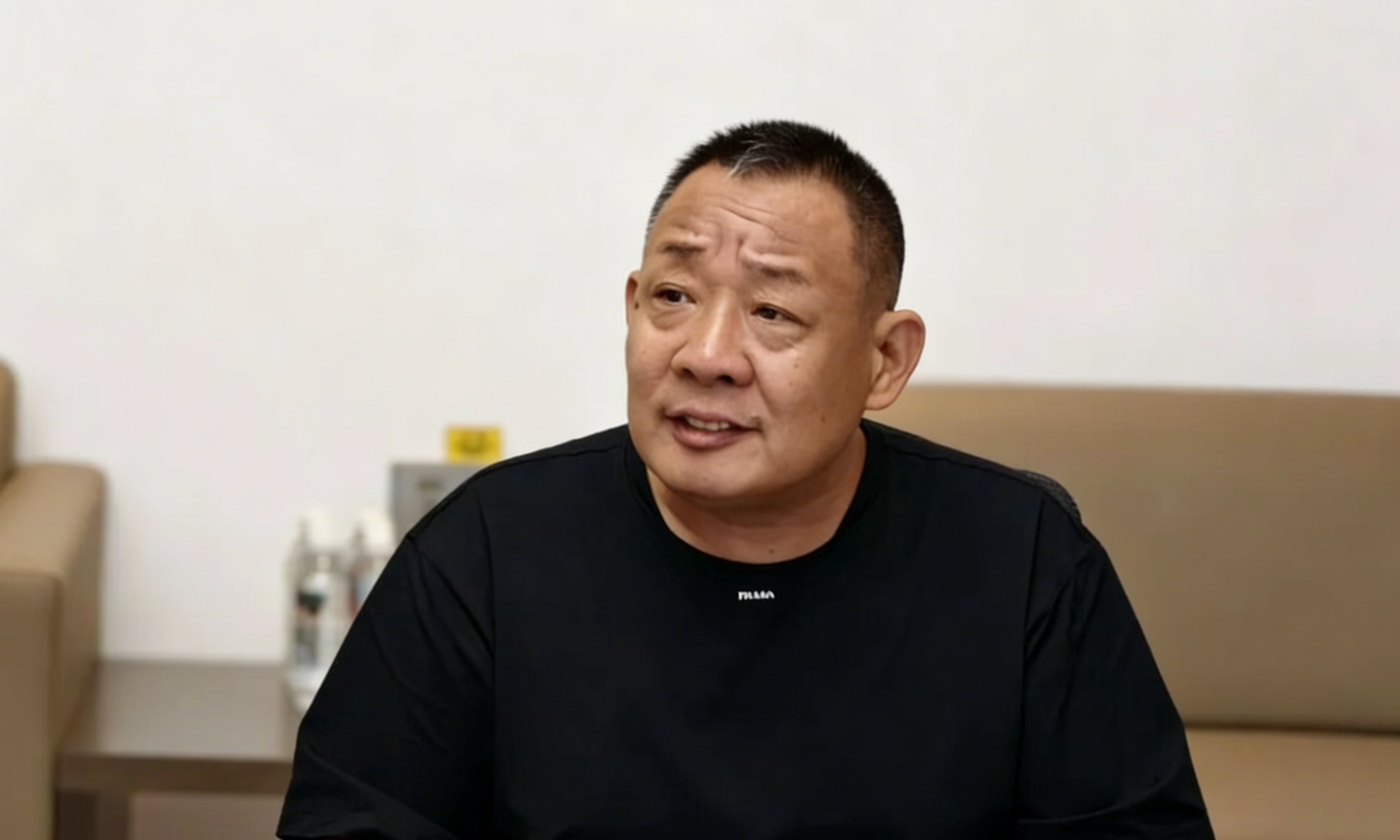 手握40亿只分5%，于东来再回应资产分配争议：这是大家的钱