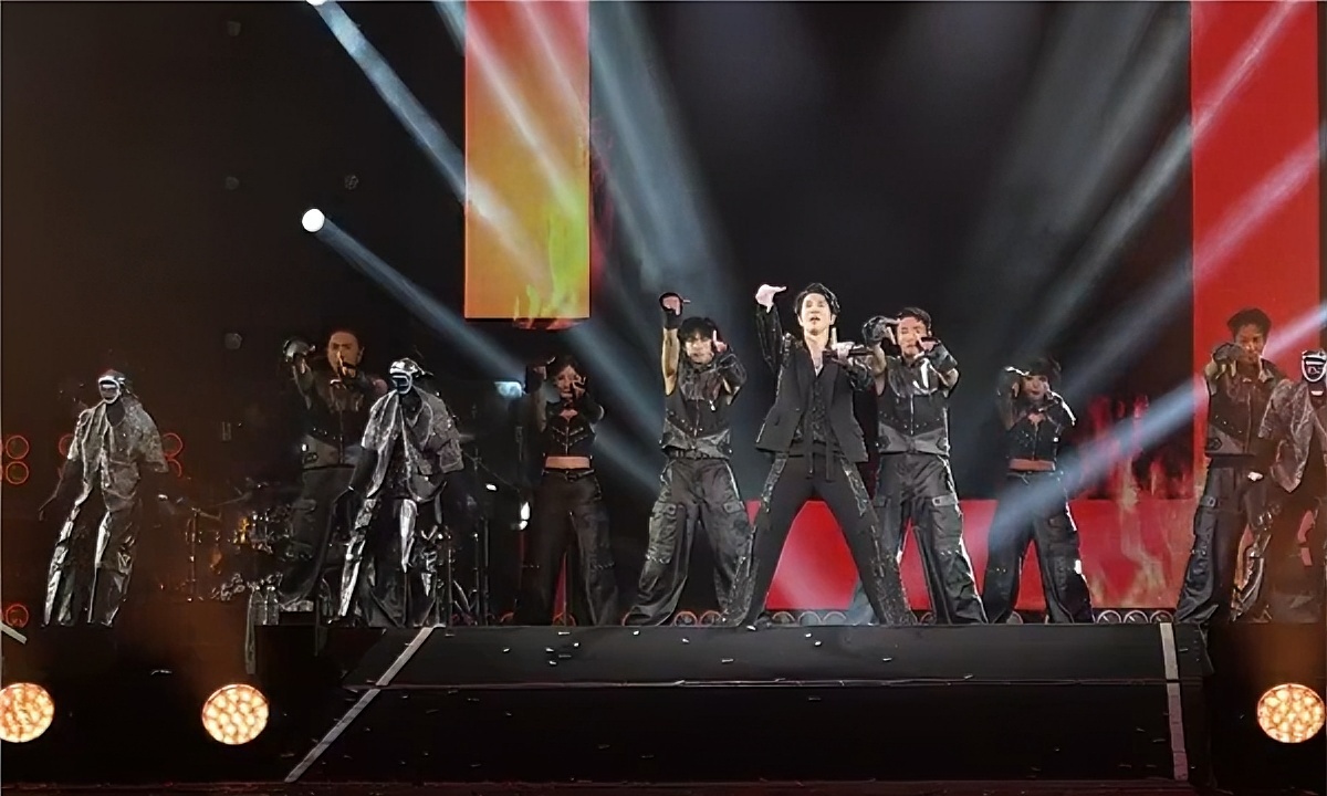 王力宏演唱会，六台伴舞机器人把马斯克炸出来了