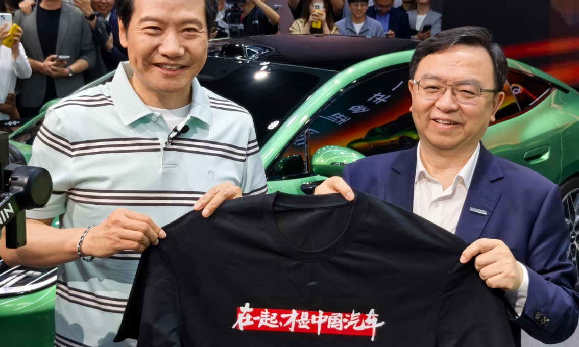 北京车展最忙CEO是雷军？与蔚小理、比亚迪CEO互动，连送4件T恤