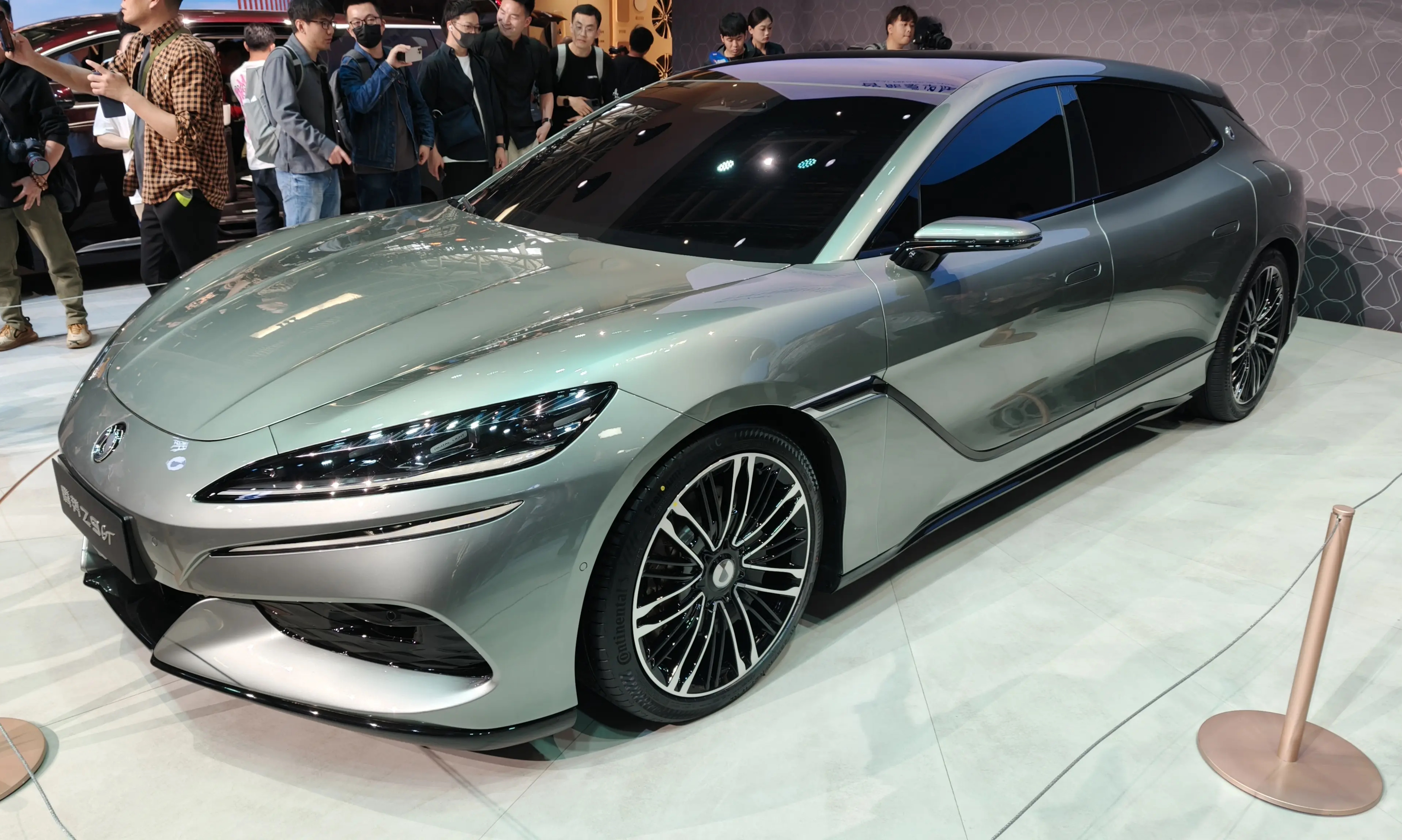 腾势Z9 GT内饰曝光：三块大屏、水晶档把，这是对标帕梅的底气？