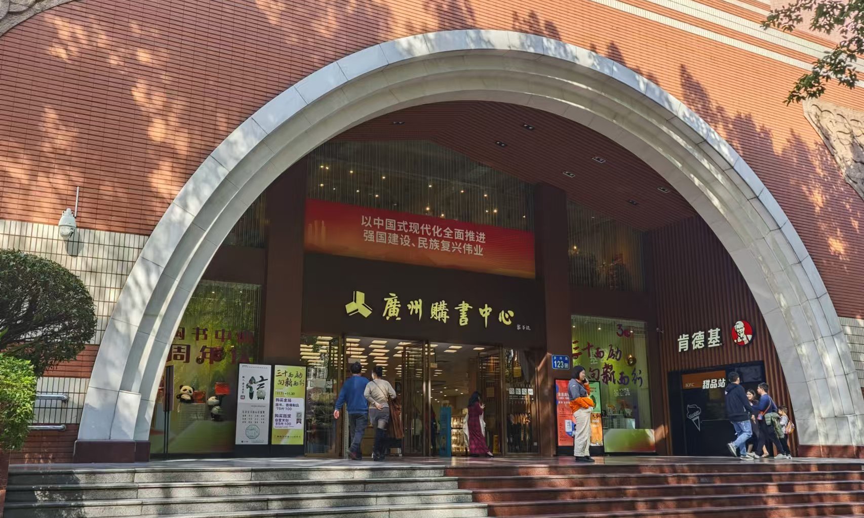 我去广州新华书店走了一圈，发现这里正被AI教育硬件包围