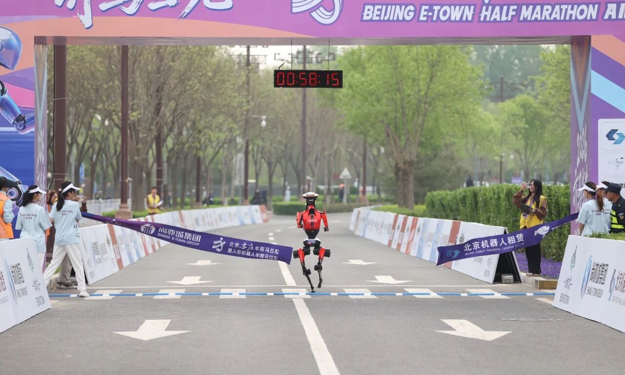 快到绝望！“闪电”打破世界纪录，荣耀凭什么成超级黑马？