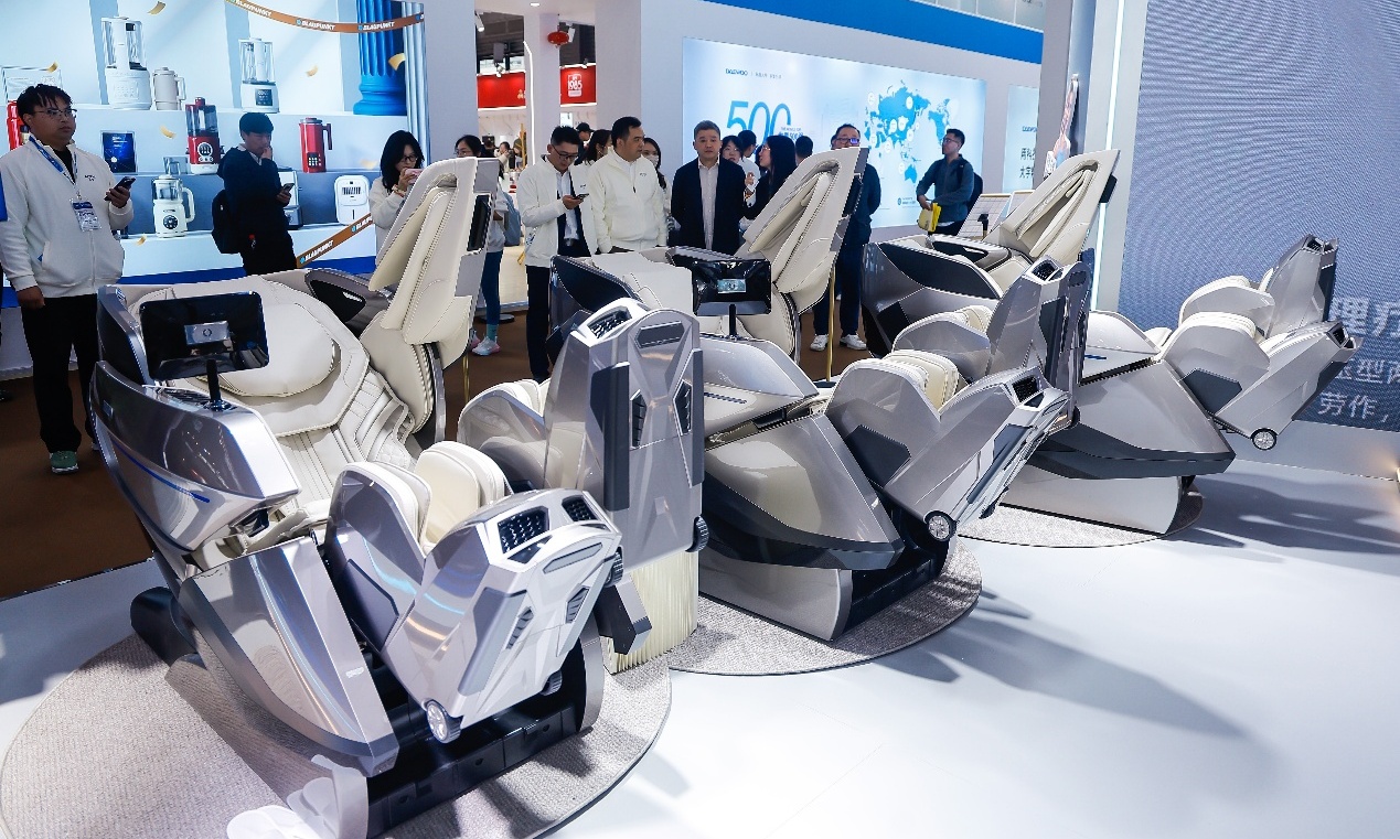 荣泰RT9000按摩机器人首秀 演绎从“按摩椅”到“家庭健康管理中心”的终极进化