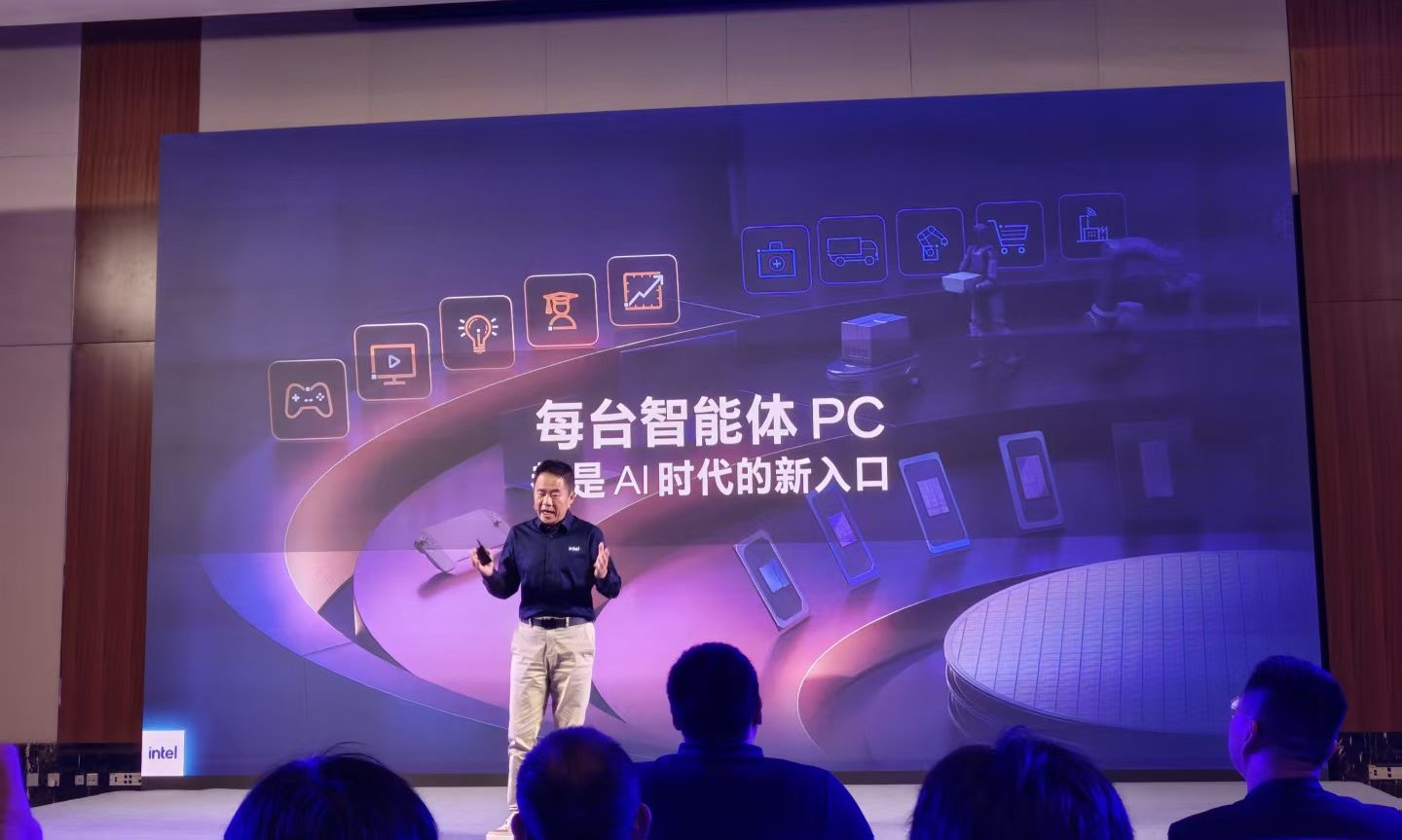 AI PC卷了两年算力，英特尔这次要带着行业“干活”