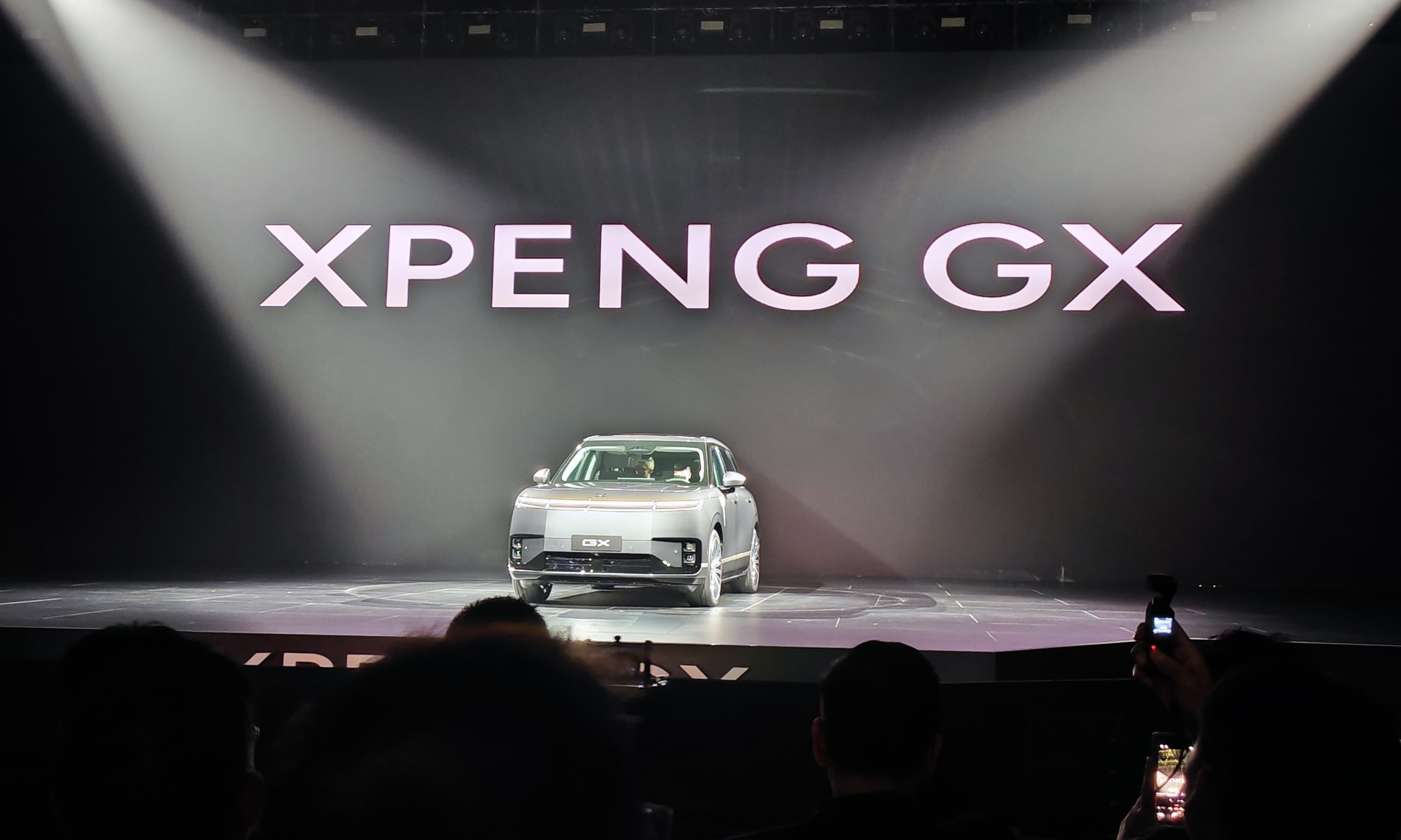 小鹏全新旗舰来了！39.98万元，把供应链的半壁江山都请来了