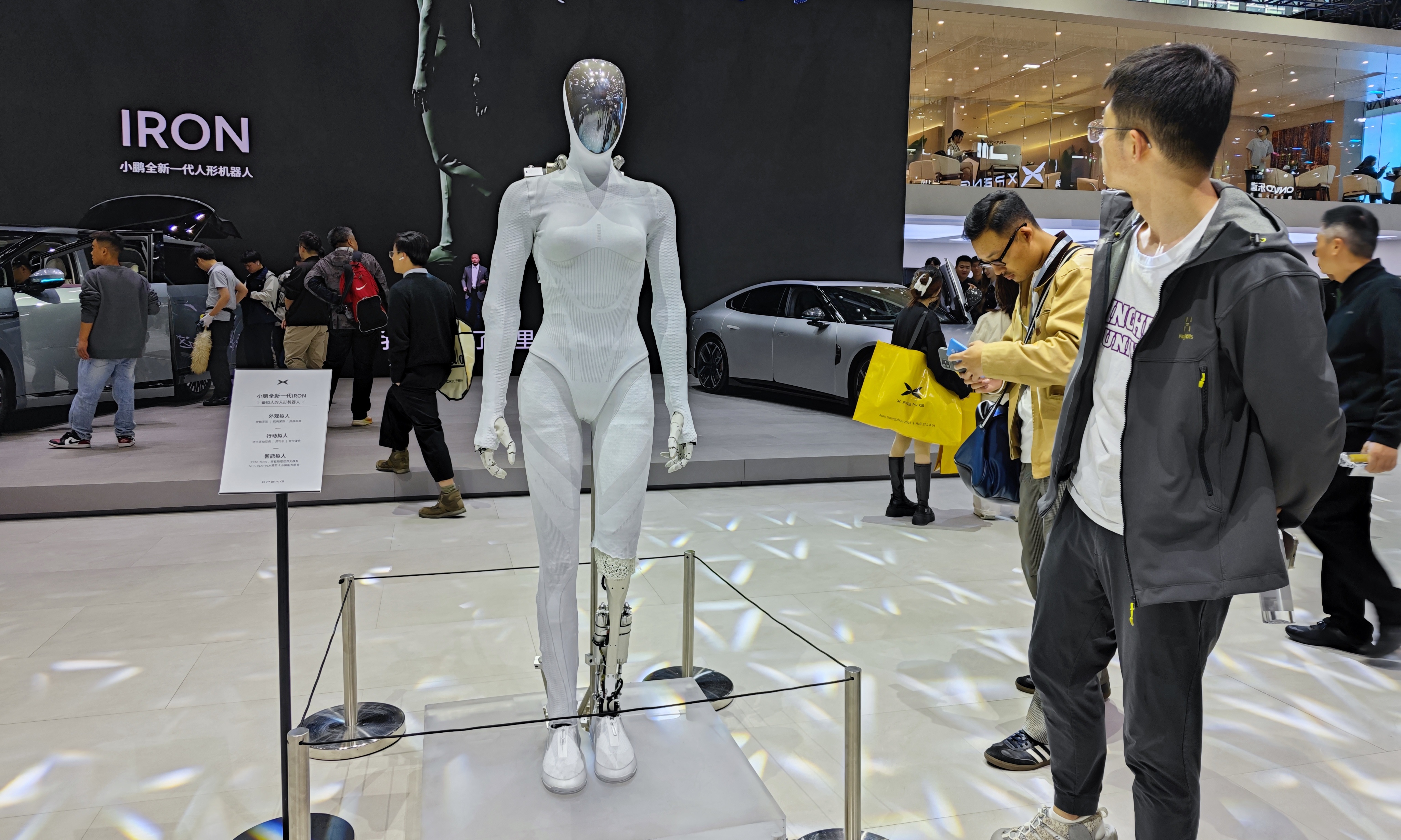 小鹏炸场广州车展!X9增程爆单,IRON机器日成了显眼包