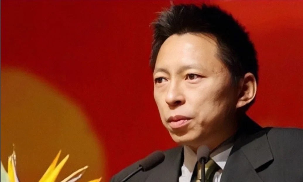 全网刷屏!张朝阳回老家给大伯庆百岁大寿,身穿搜狐文化衫引关注