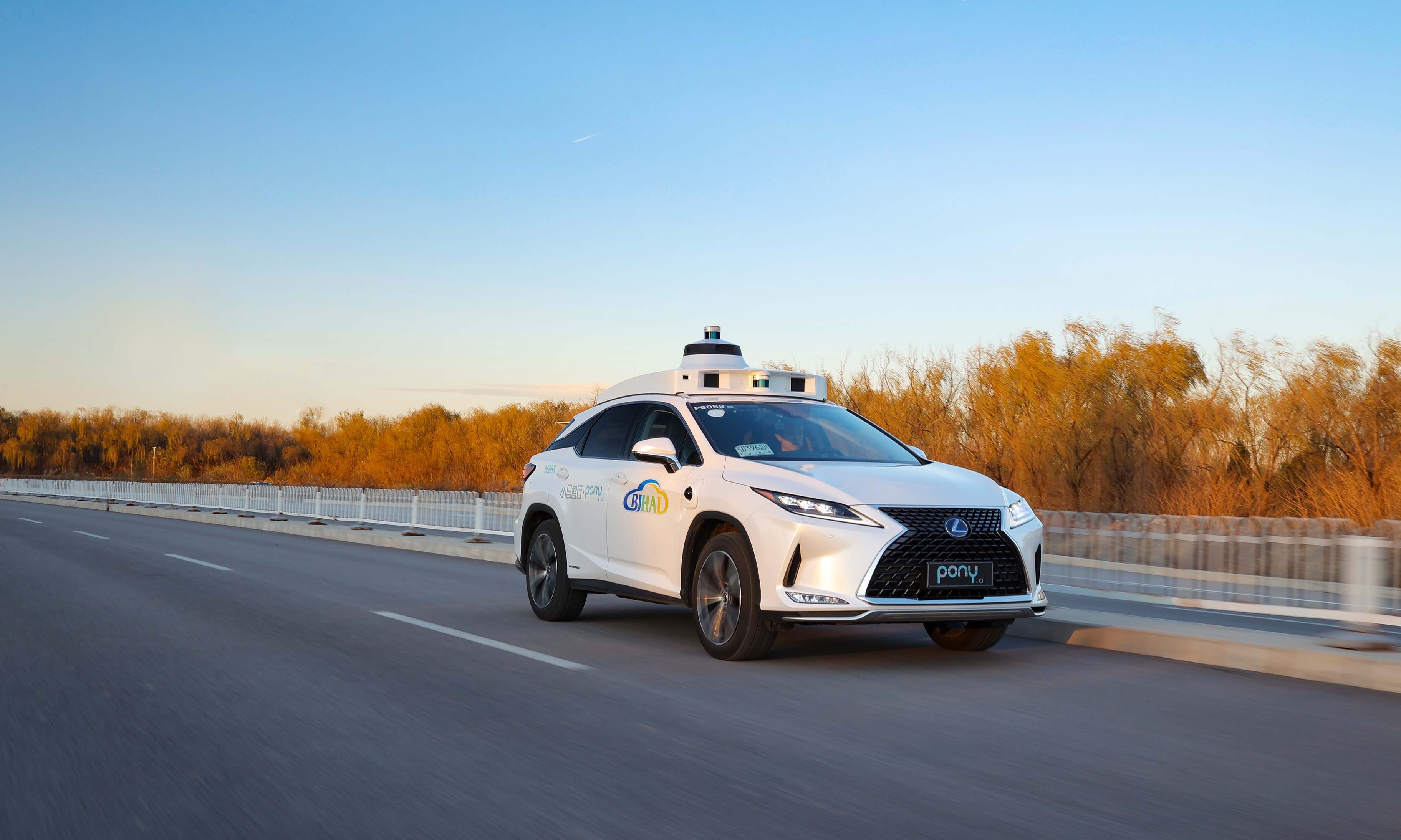 Robotaxi逐鹿2025：百度领衔三国杀，二线玩家大乱斗