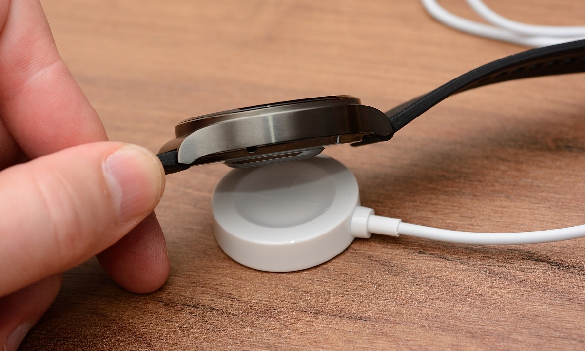 小米新专利支持“边用边充”，智能手表的续航焦虑症有救了？