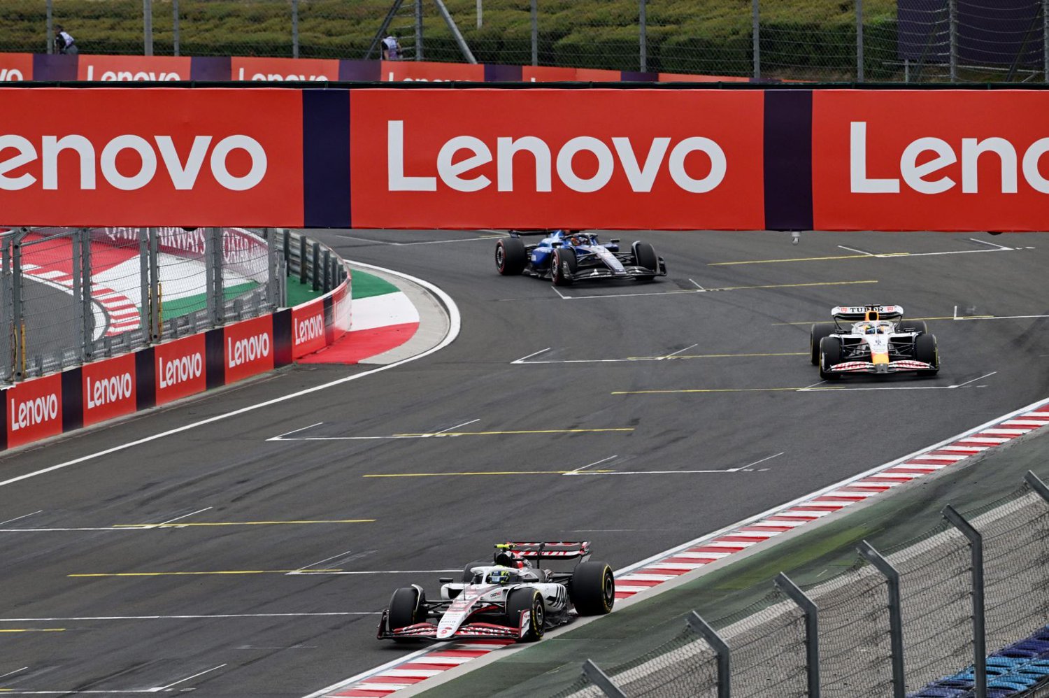 跑道上的赛车

AI 生成的内容可能不正确。