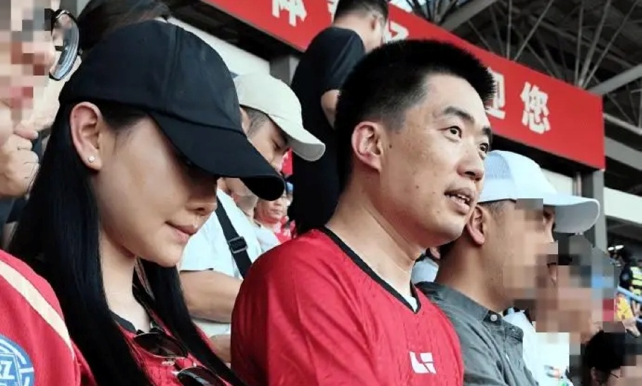 六胎实锤？李想妻子孕肚照流出，现身阿那亚度假