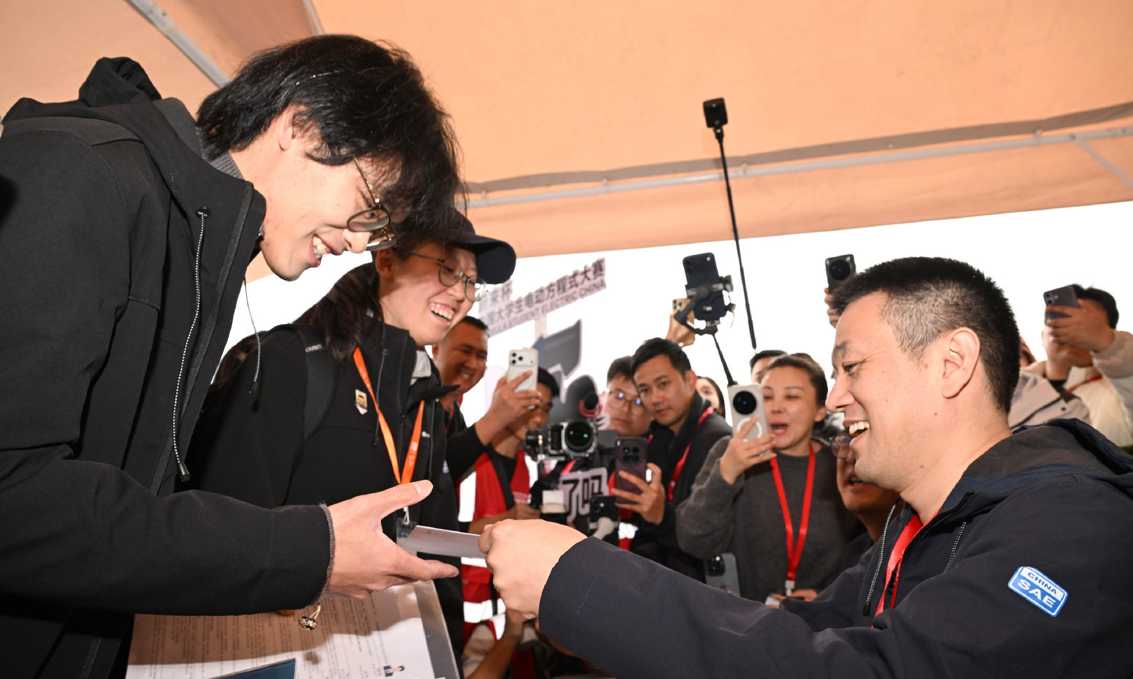 真「BOSS直聘」！李斌突击“蔚来杯”现场面试，仅36人通过