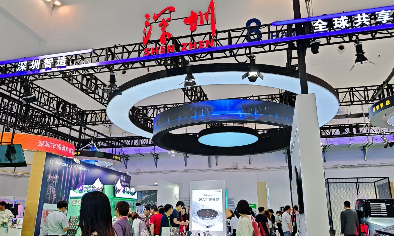 “深圳智造”组团出道2025消博会 荣耀AI终端生态展示中国科技创新