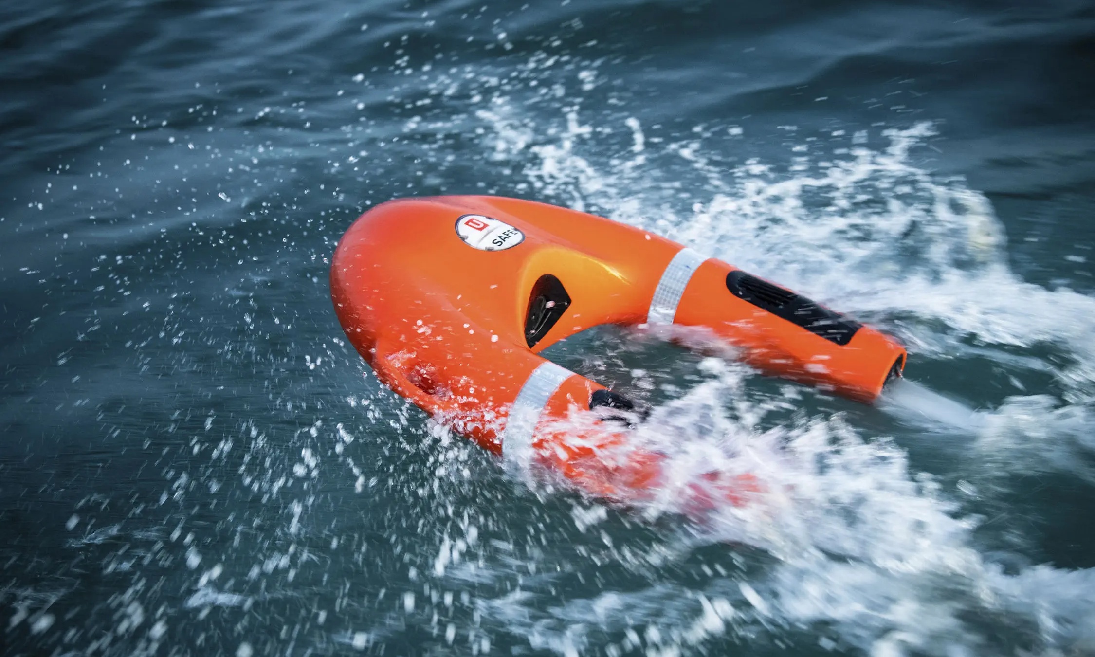 比游泳圈更实用！电动救生圈亮相CES：6公里续航，可远程控制