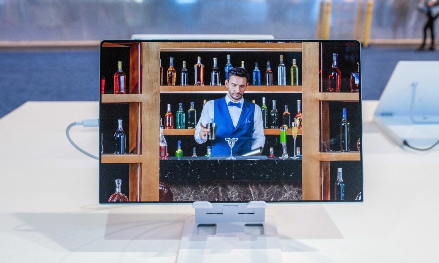 苹果会用吗?全球首款超薄柔性大屏幕来了:4K分辨率,边框超窄