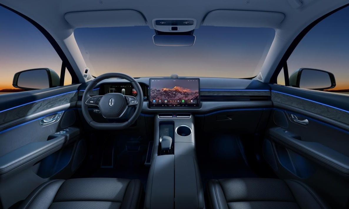 家电巨头「逐梦汽车圈」:智能座舱的新灵魂,由「美的们」定义?