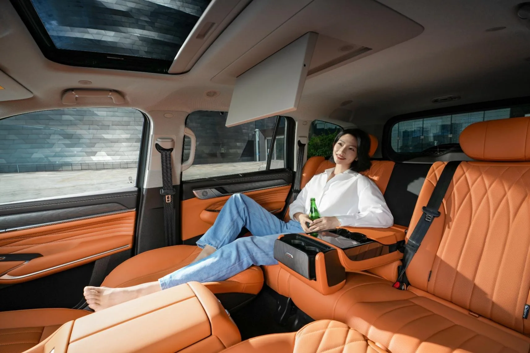 床上放着打开的行李箱里

AI 生成的内容可能不正确。