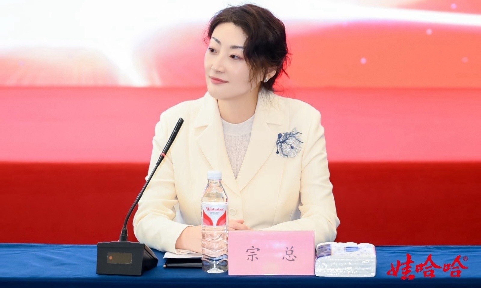 娃哈哈百亿遗产迎来大反转!宗馥莉携弟妹扫墓,真不斗了?