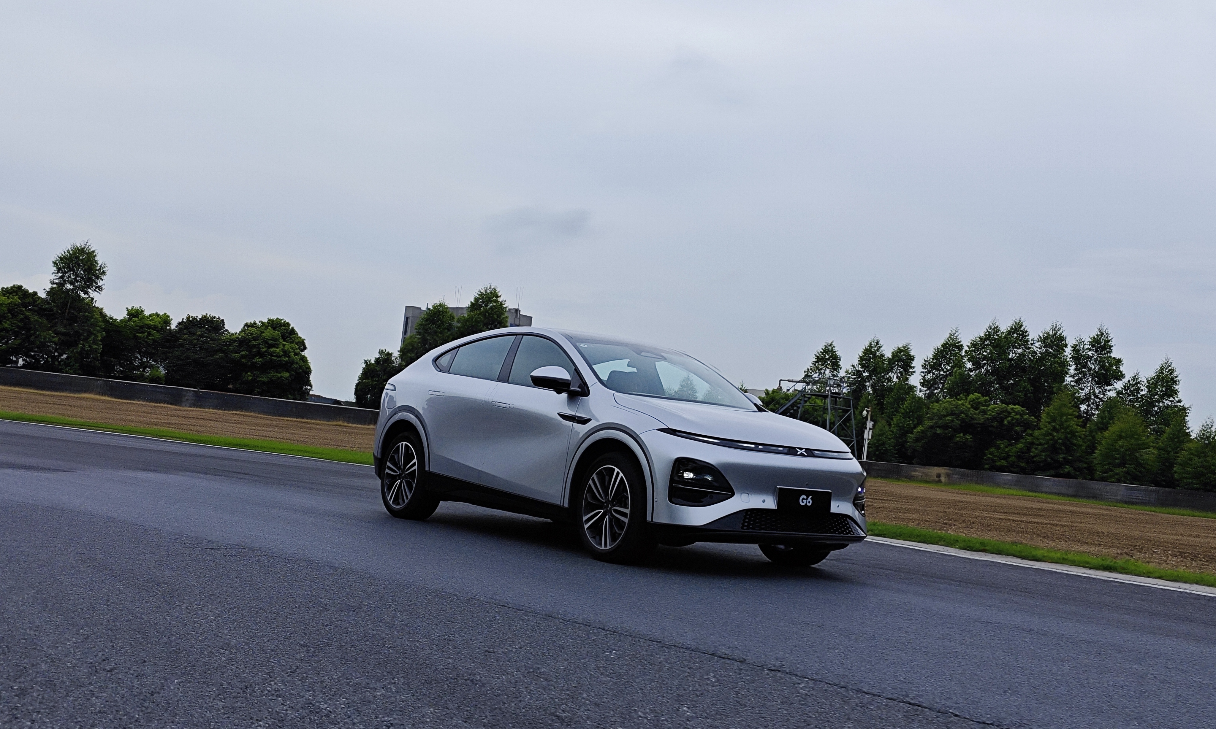 小鹏汽车的2024：上演教科书式逆袭，四面出击下忧患犹存