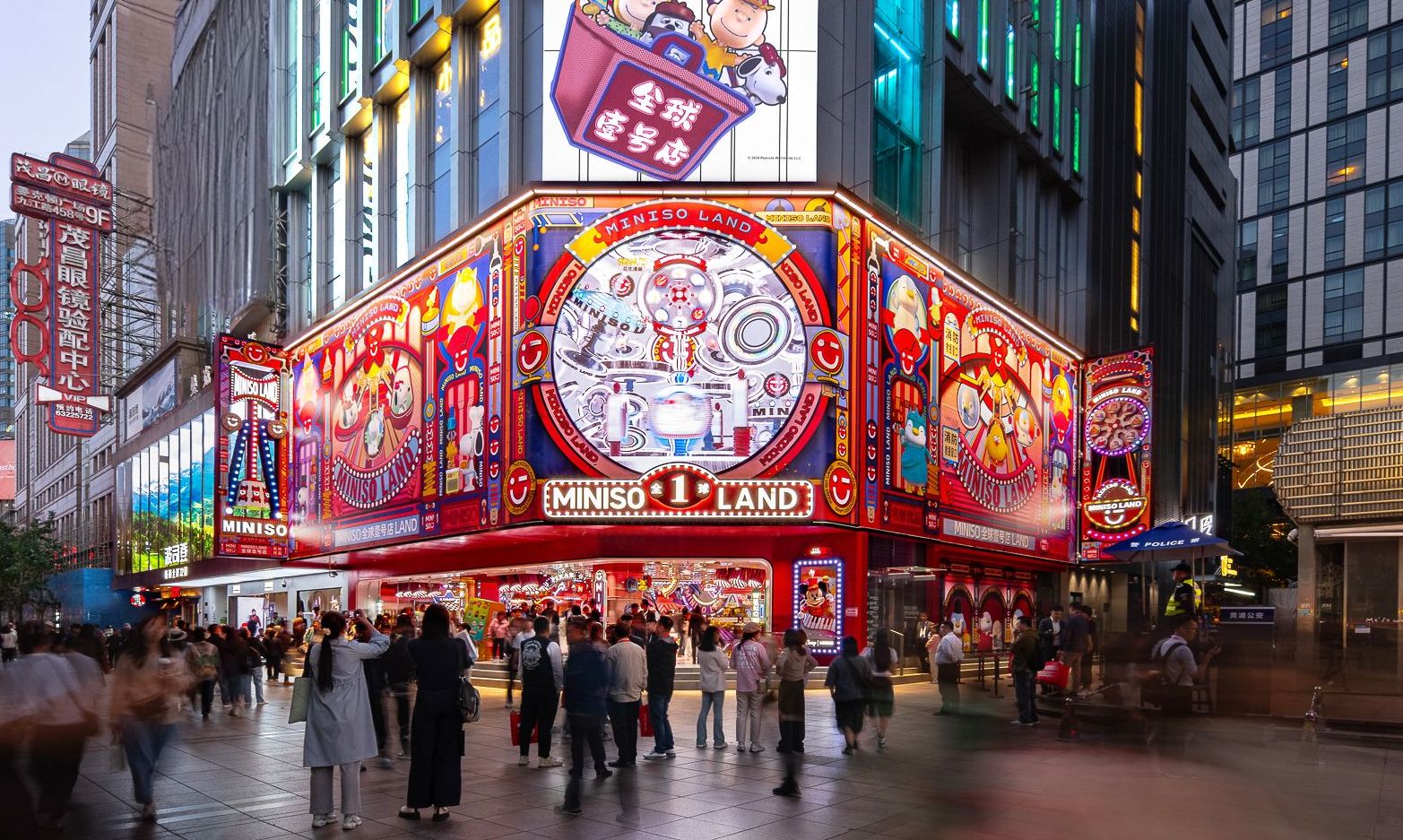 全网怒了！名创优品店员抓小偷被扇耳光，竟因还手被拒发委屈奖