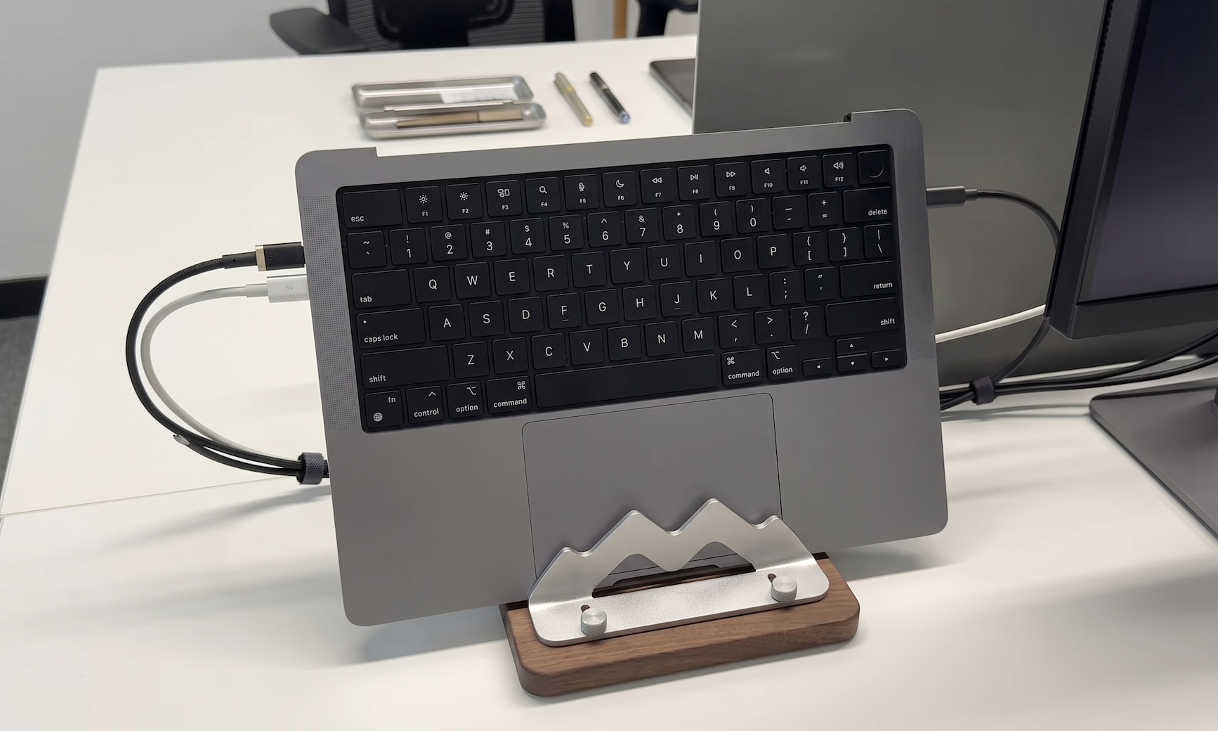 Mac mini卖断货,「断头」MacBook成了AI新宠?