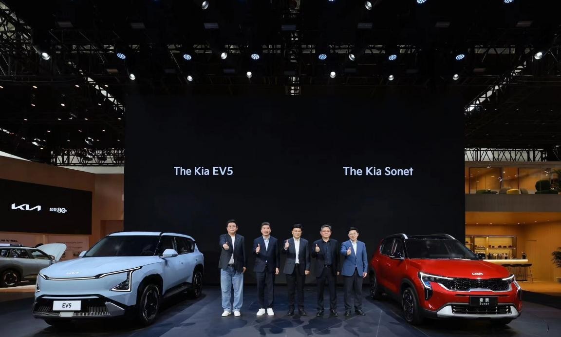 起亚EV5领衔，入门级SUV上市，起亚展台太接地气了